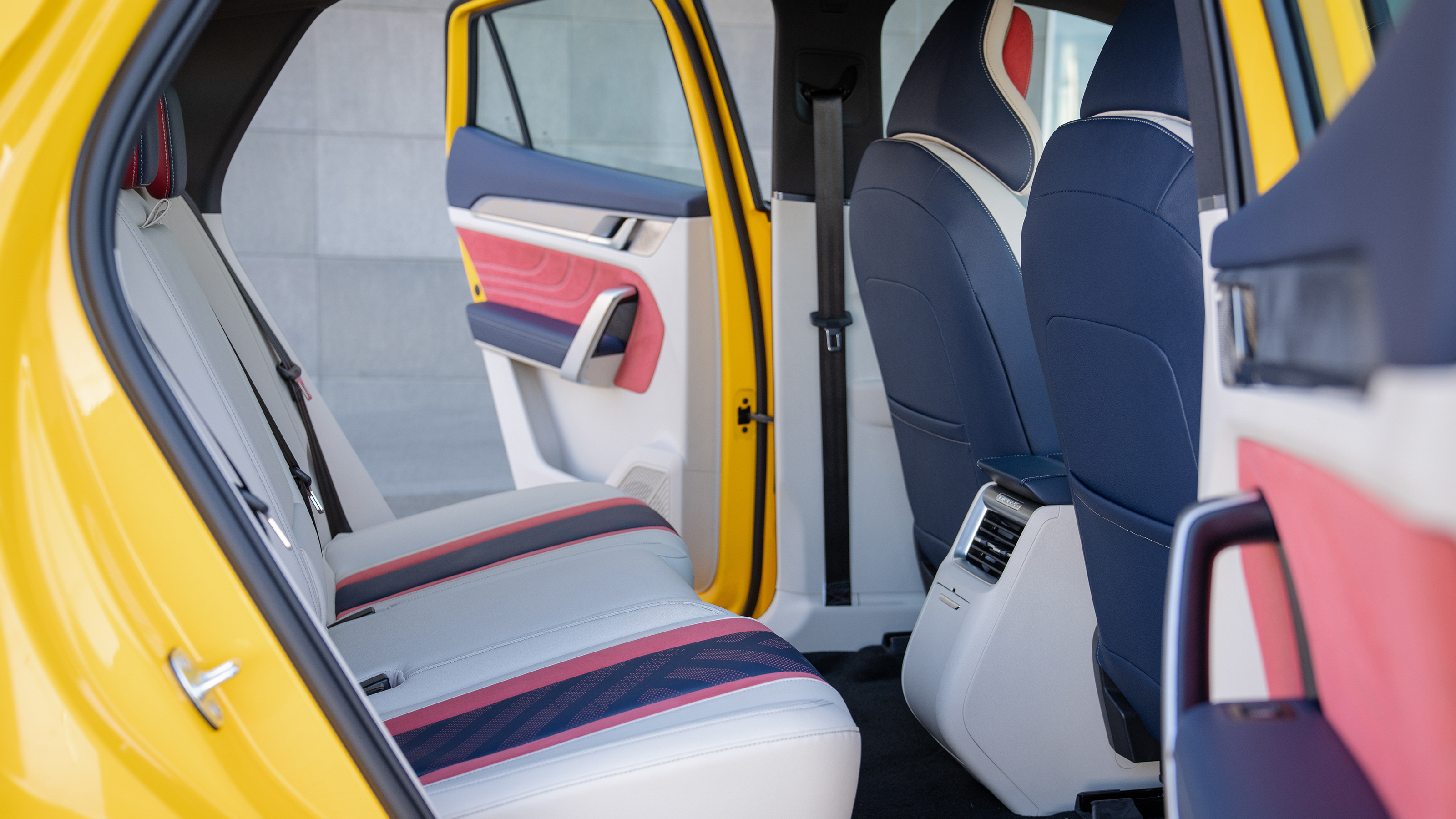 Aiways U6 - rear seats (side view)
