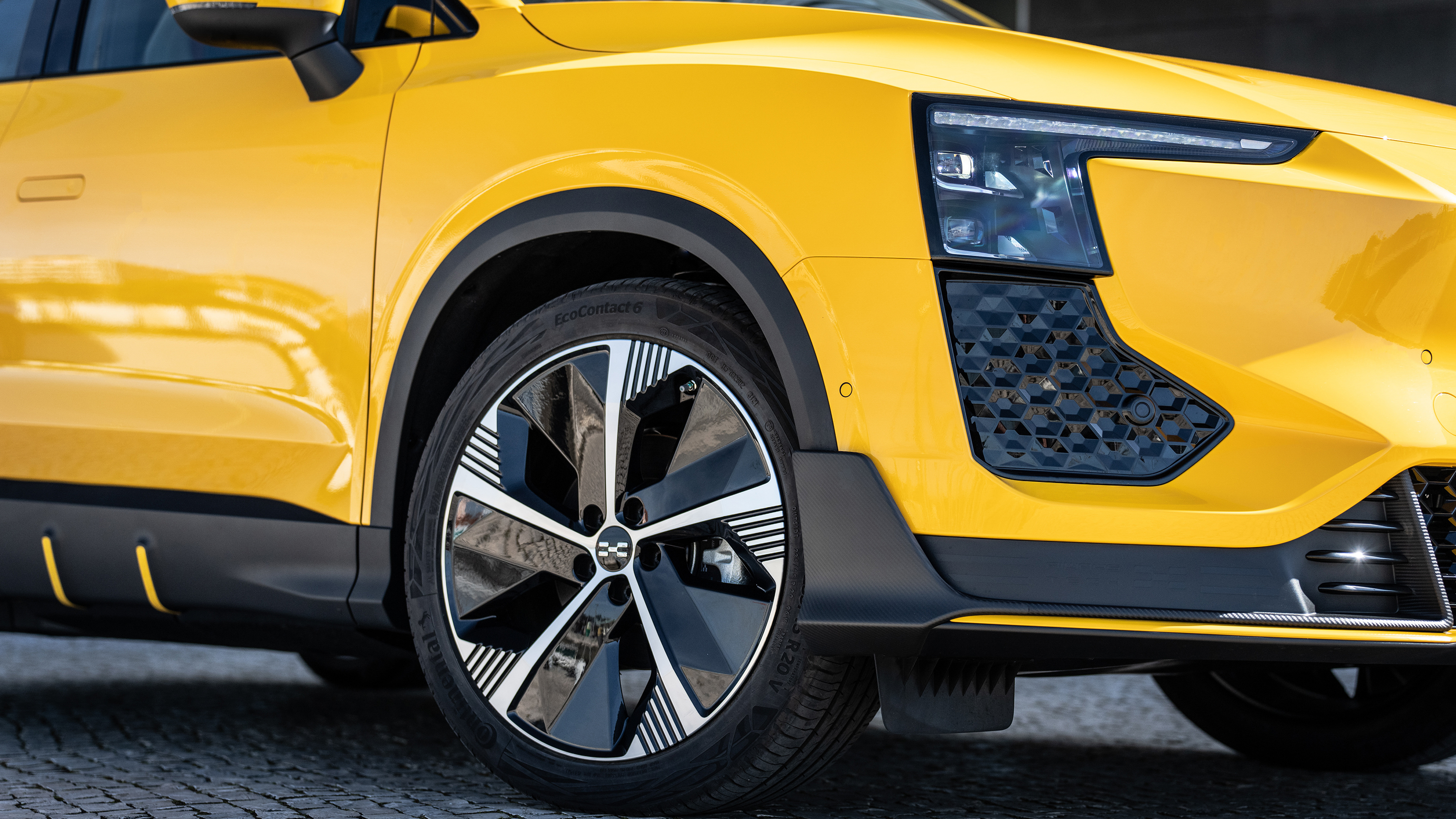 Aiways U6 - headlight and front quarter