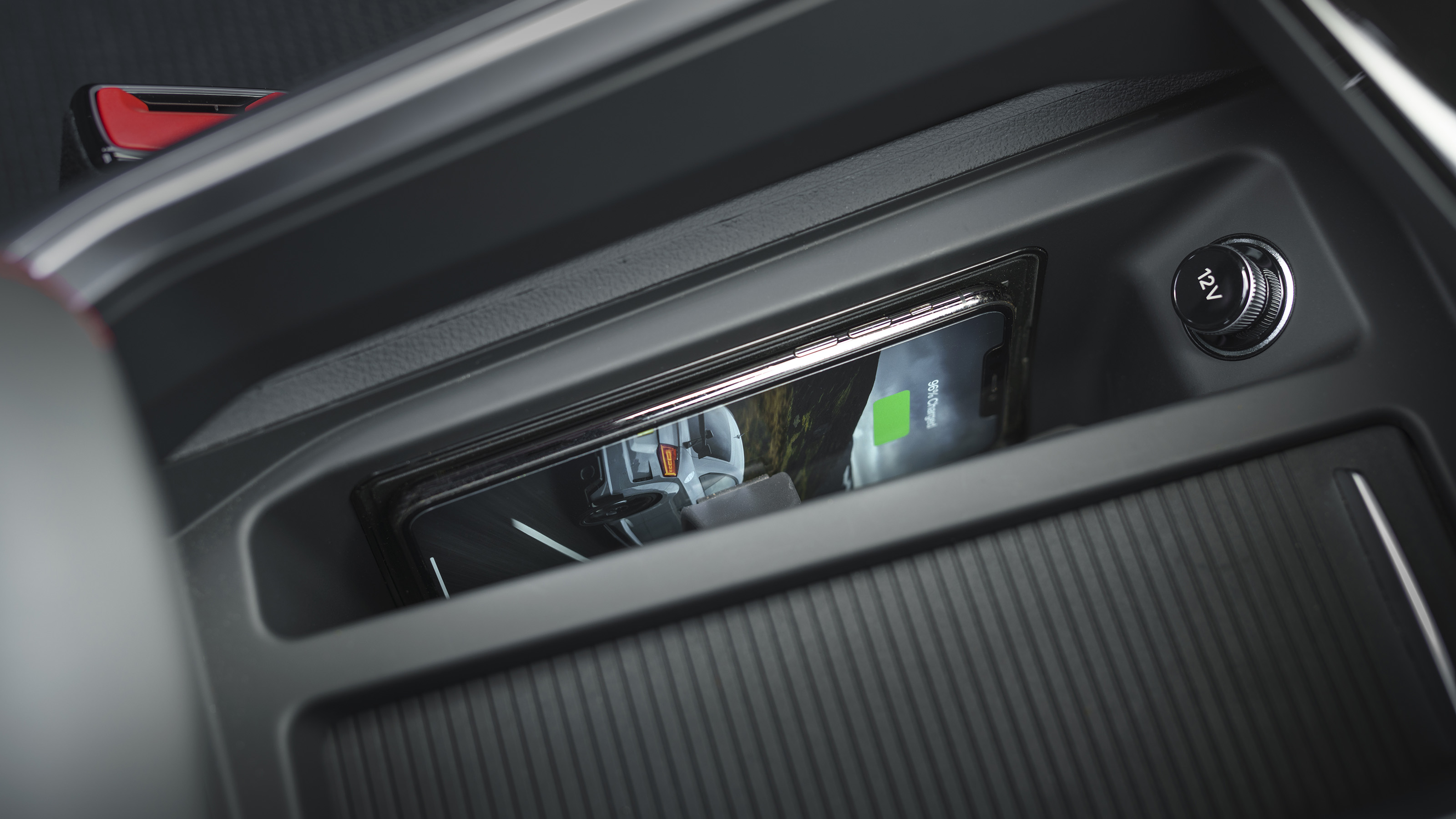 Audi Q8 e-tron - wireless charging pad