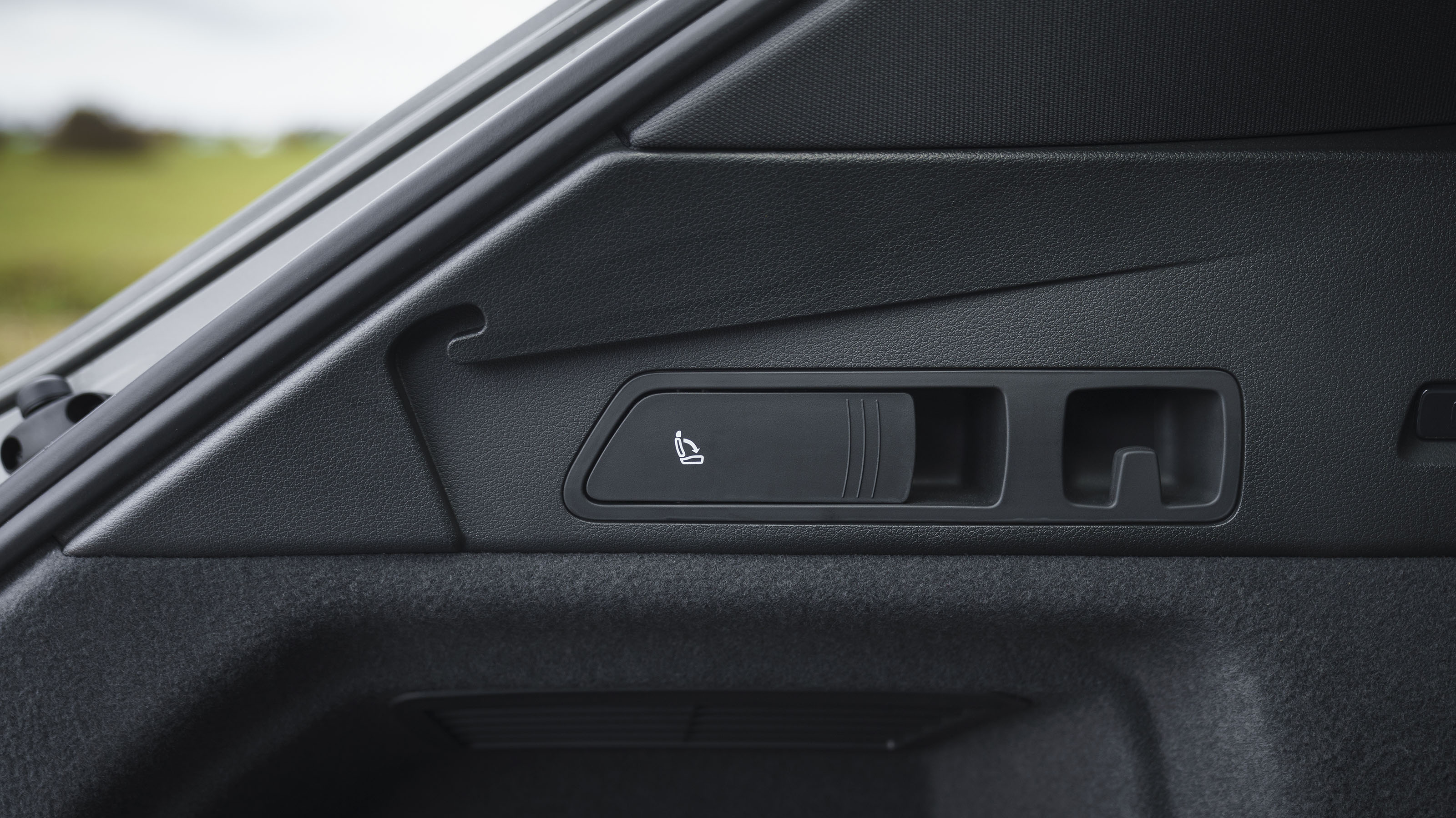 Audi Q8 e-tron - rear seat controls