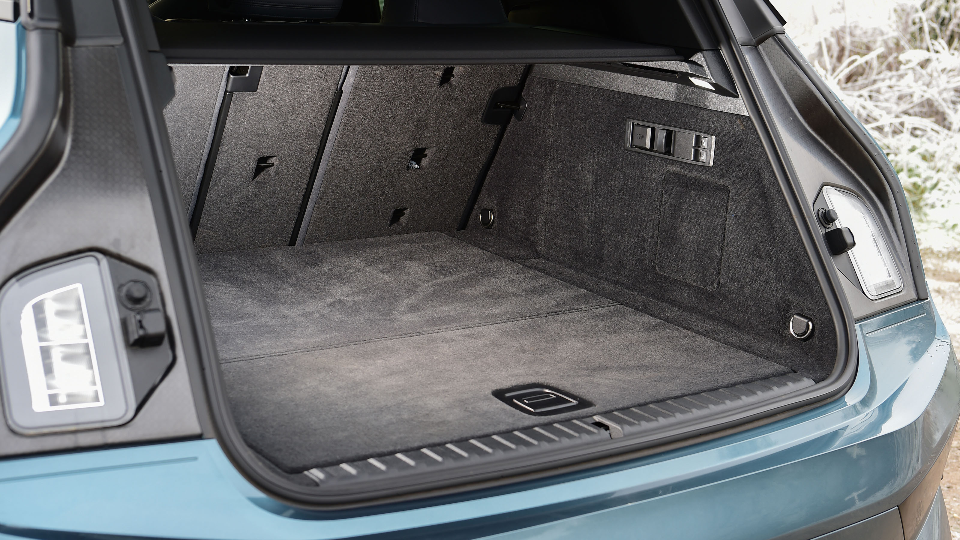 BMW iX - boot