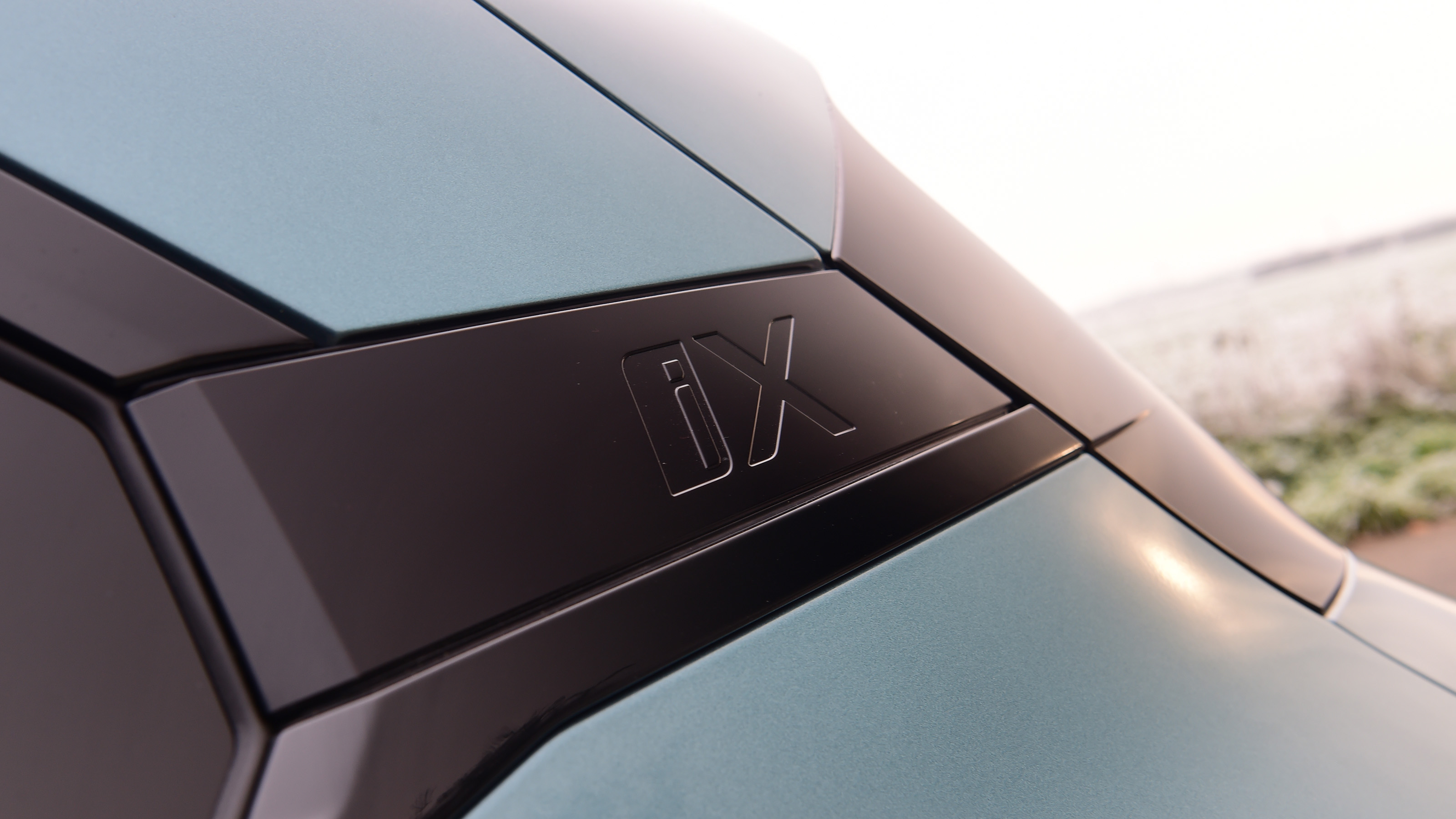 BMW iX - C-pillar logo