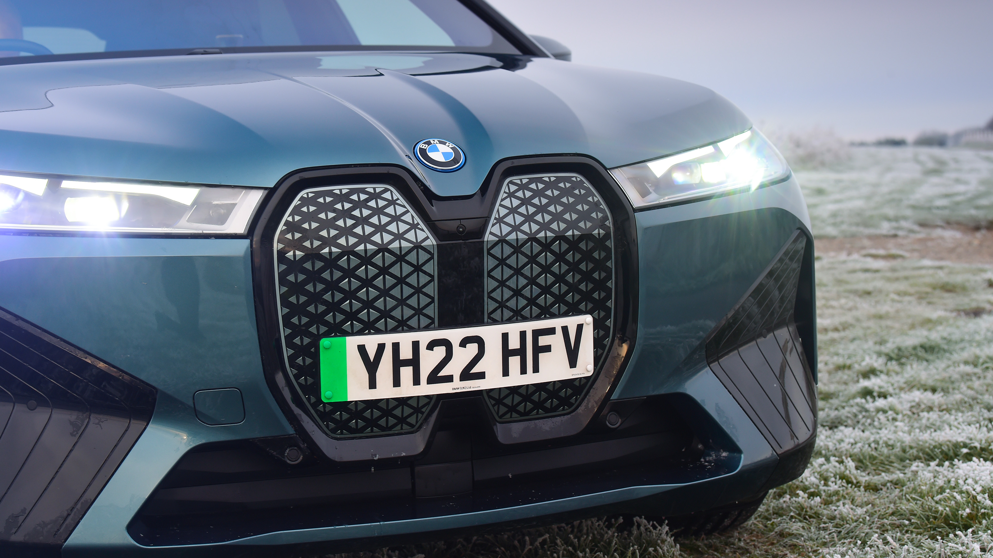 BMW iX - front grille
