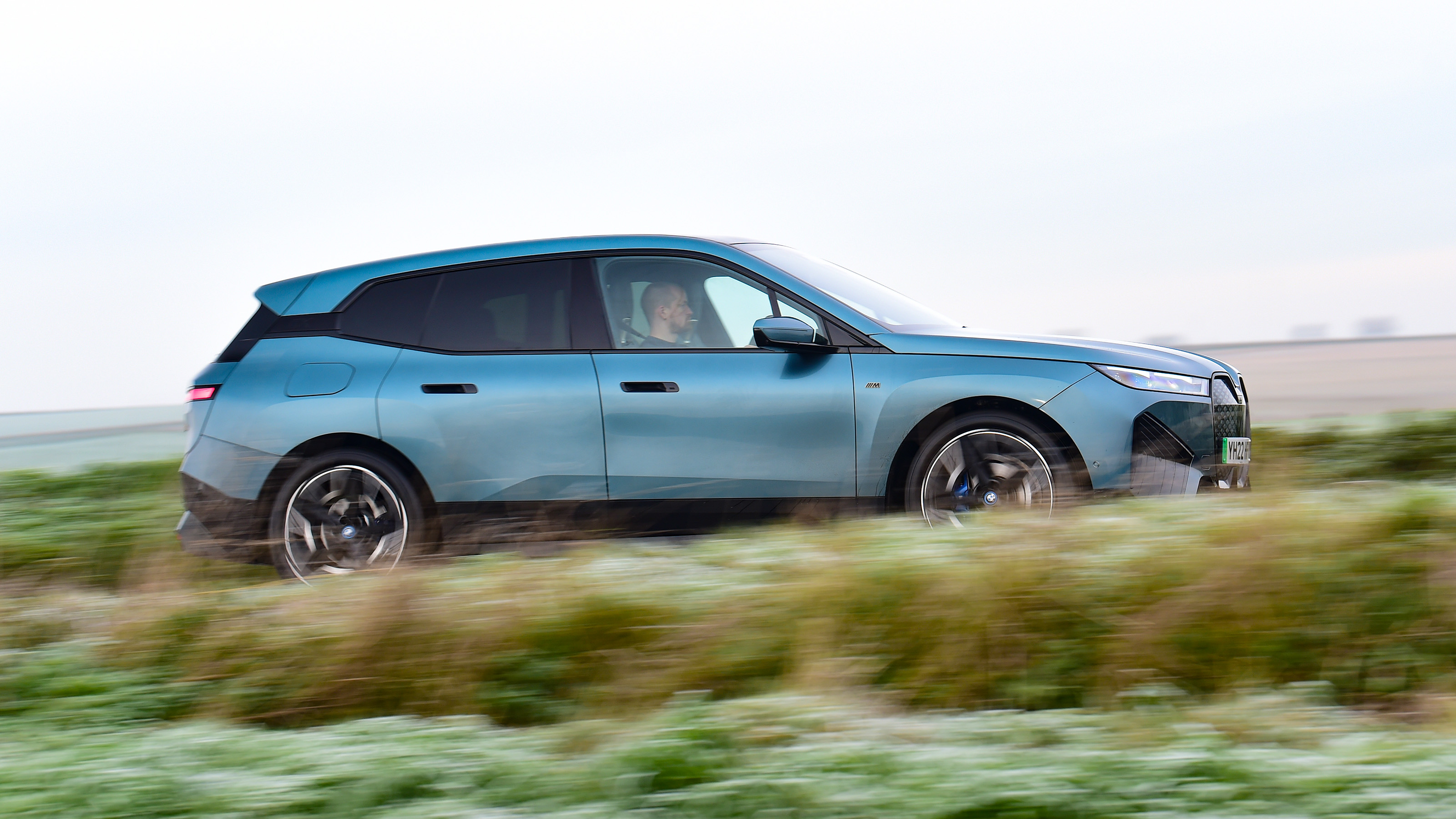 BMW iX - side tracking