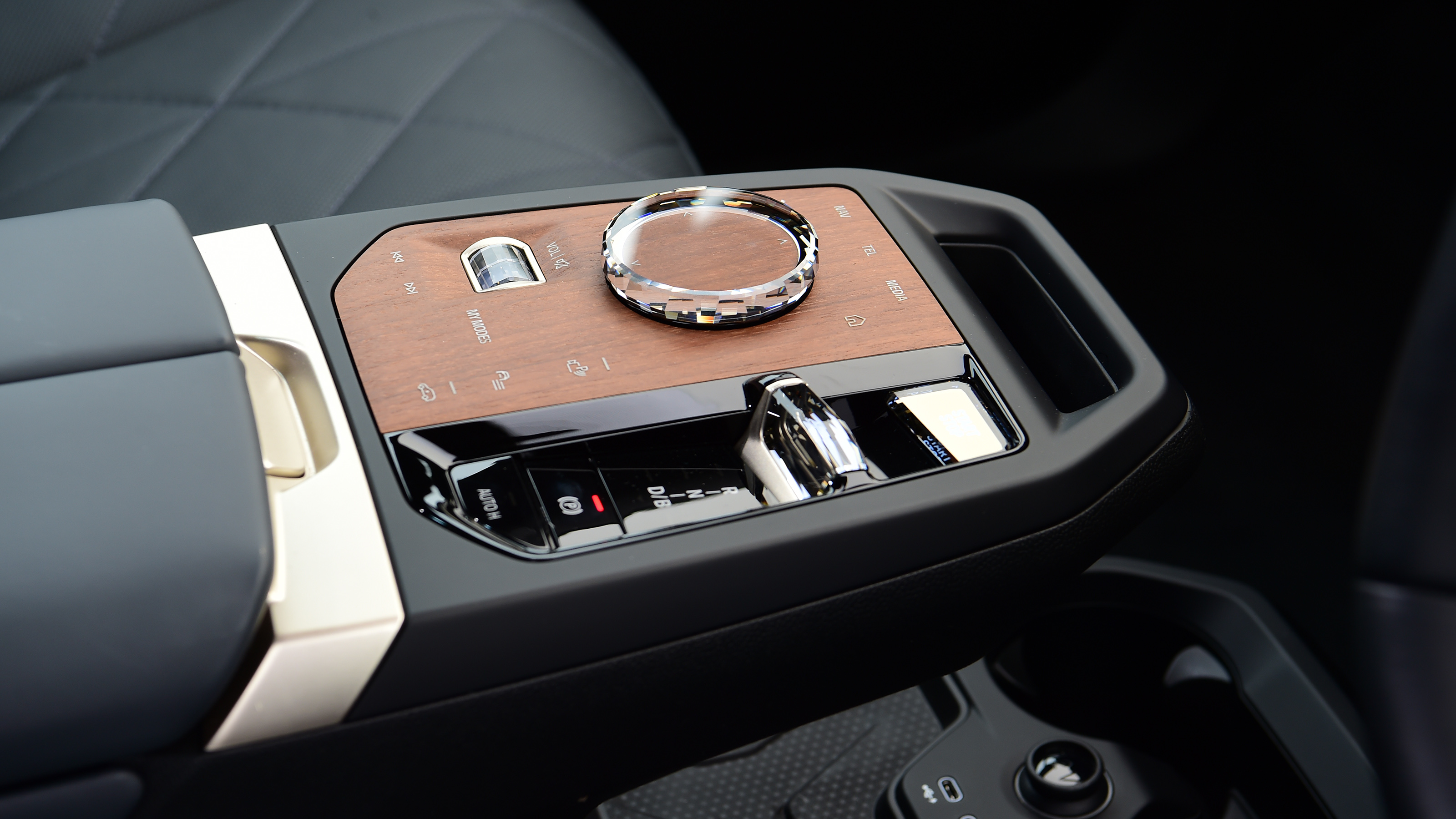 BMW iX - gear selector/centre console