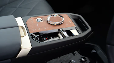 BMW iX - gear selector/centre console