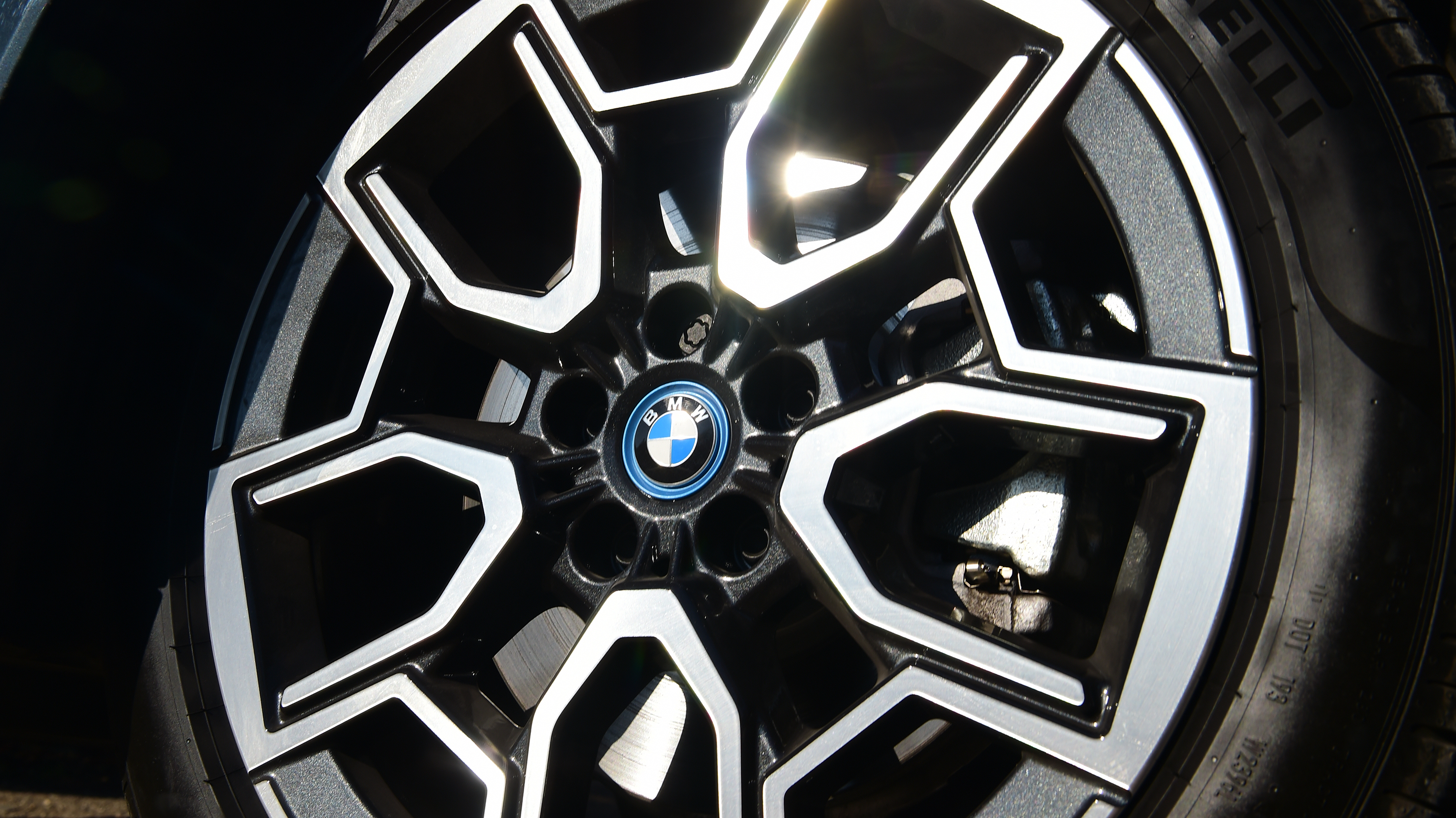 BMW iX1 - wheel