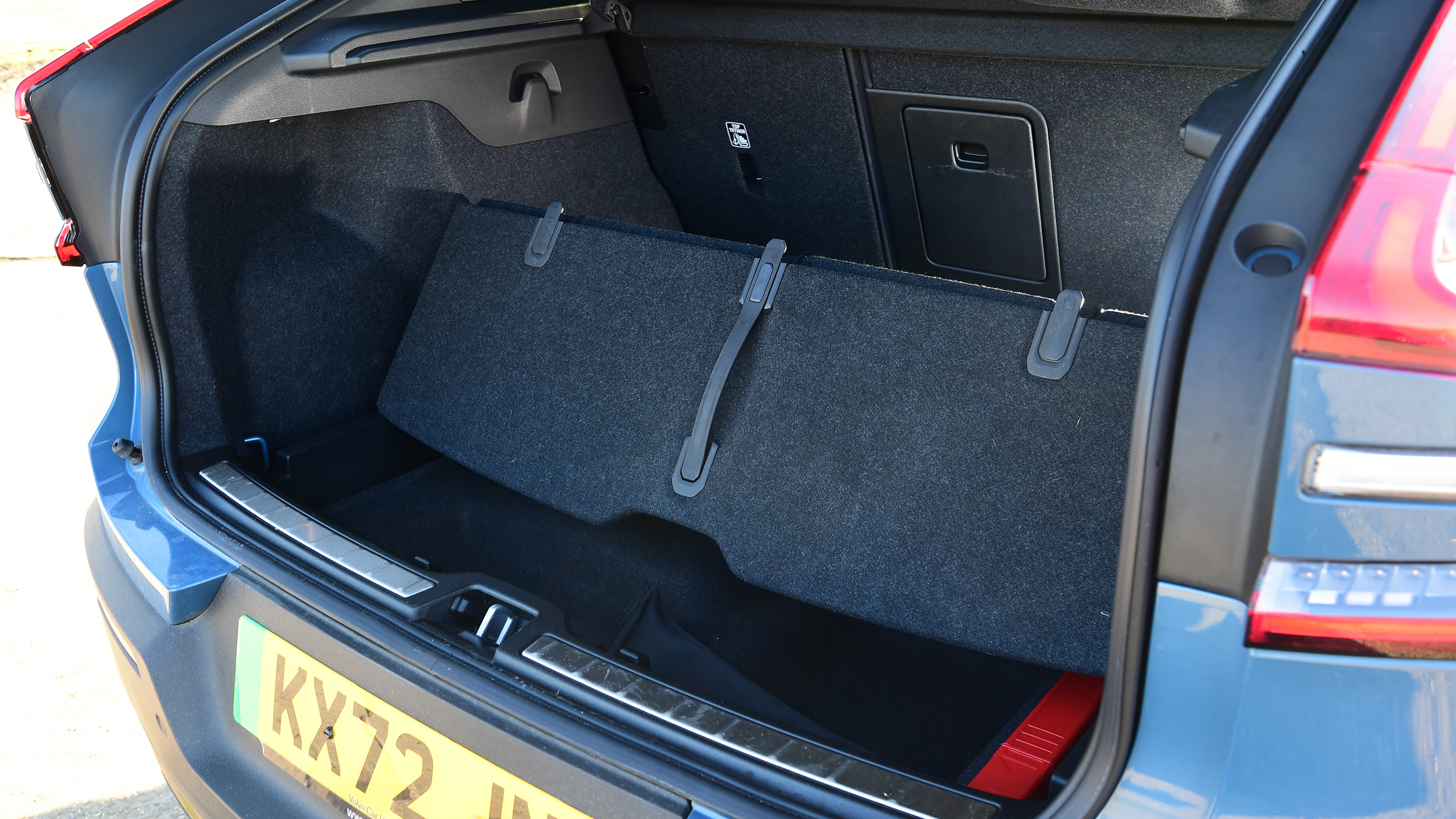 Volvo C40 - folding boot floor