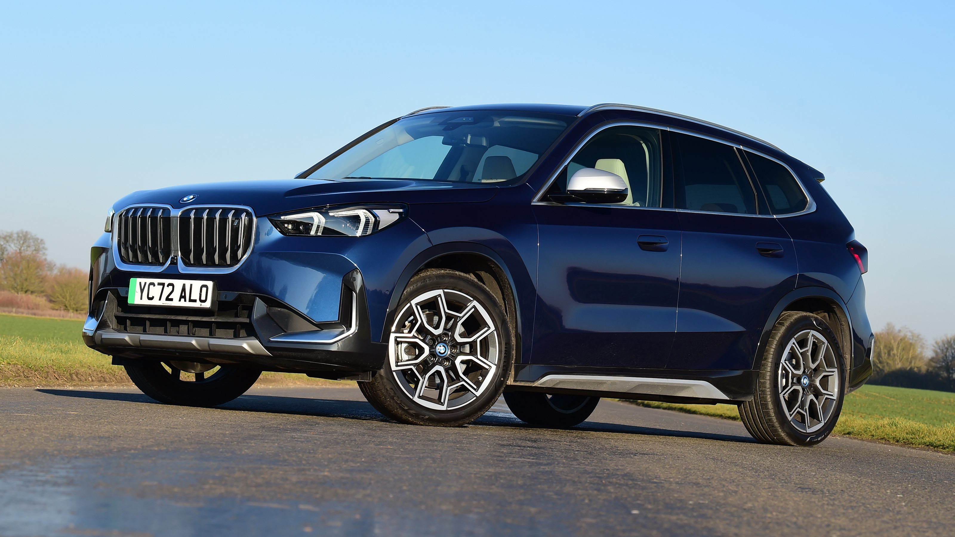 BMW iX1 - front static