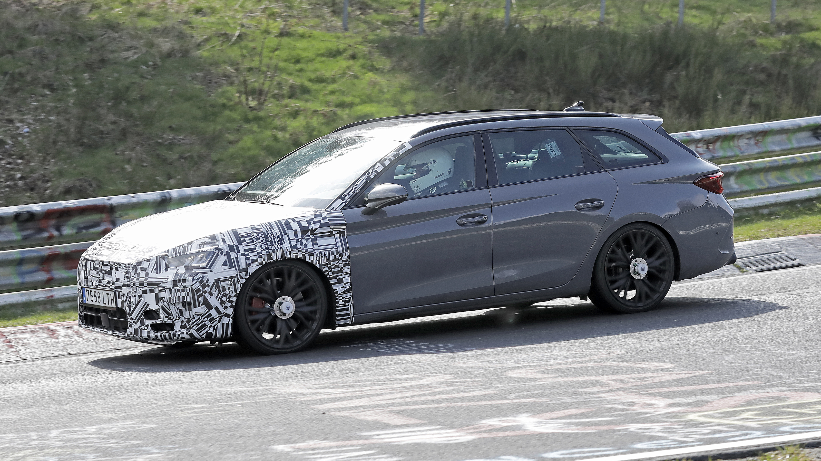 Cupra Leon spy - side