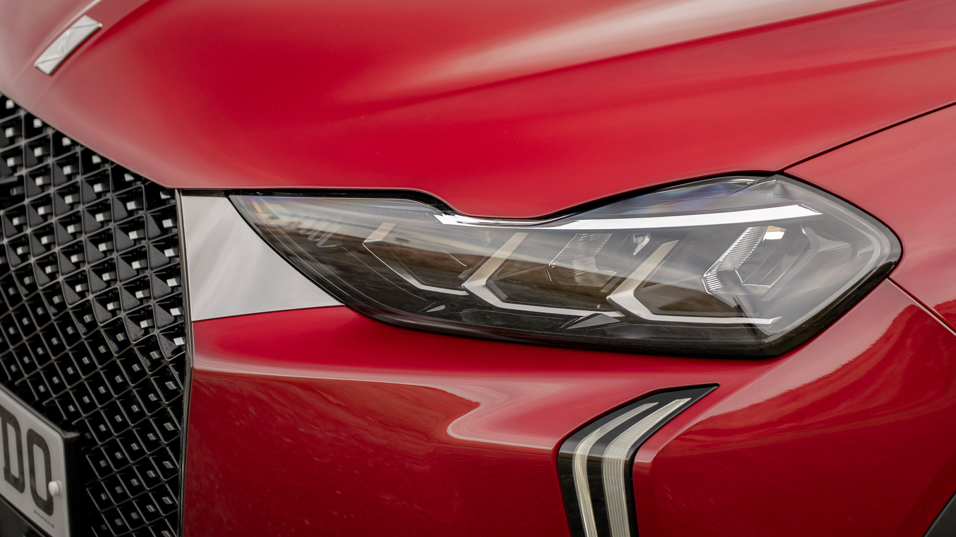 DS 3 E-Tense - front lights