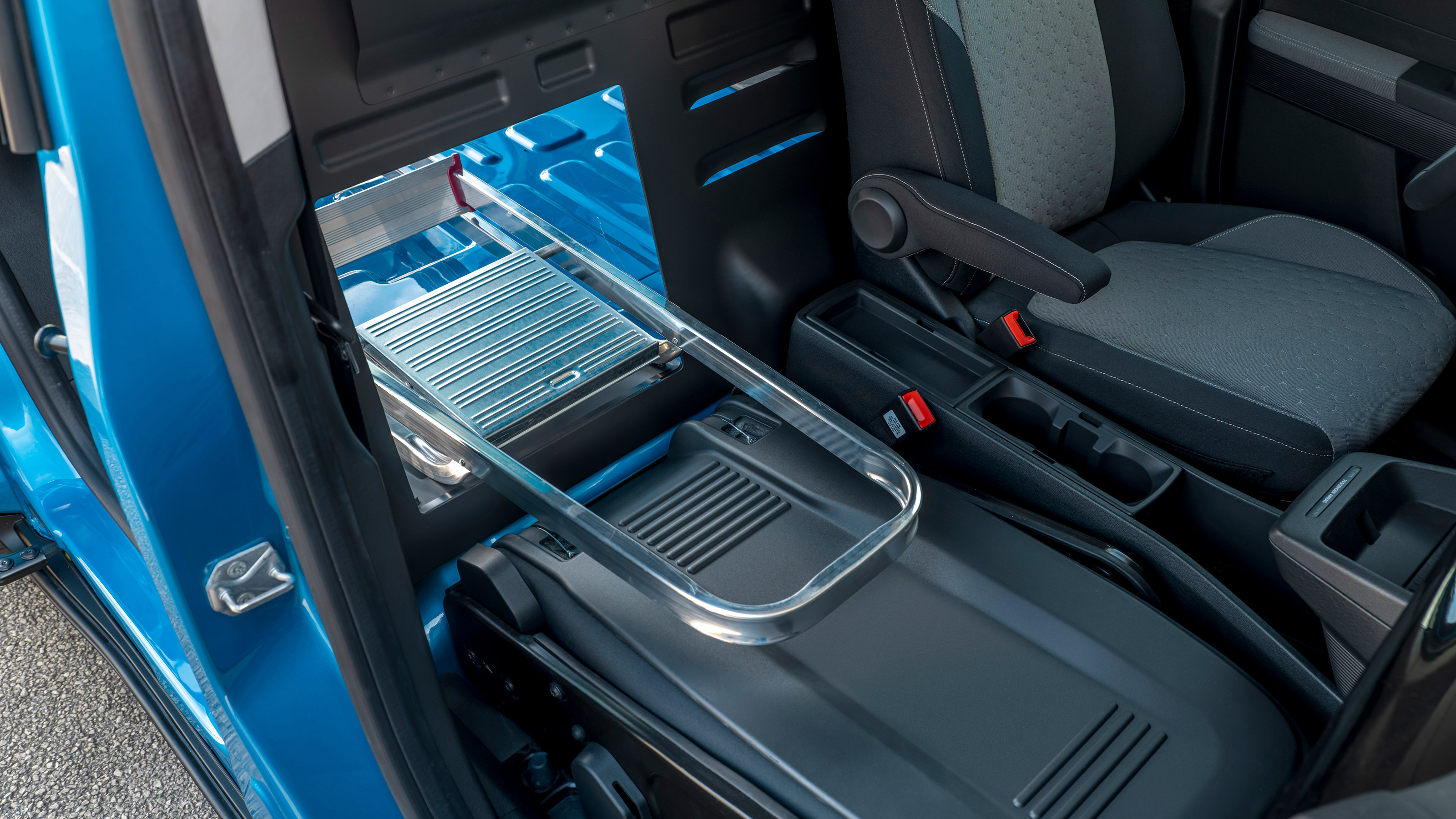 Ford E-Transit Courier - ladder hole