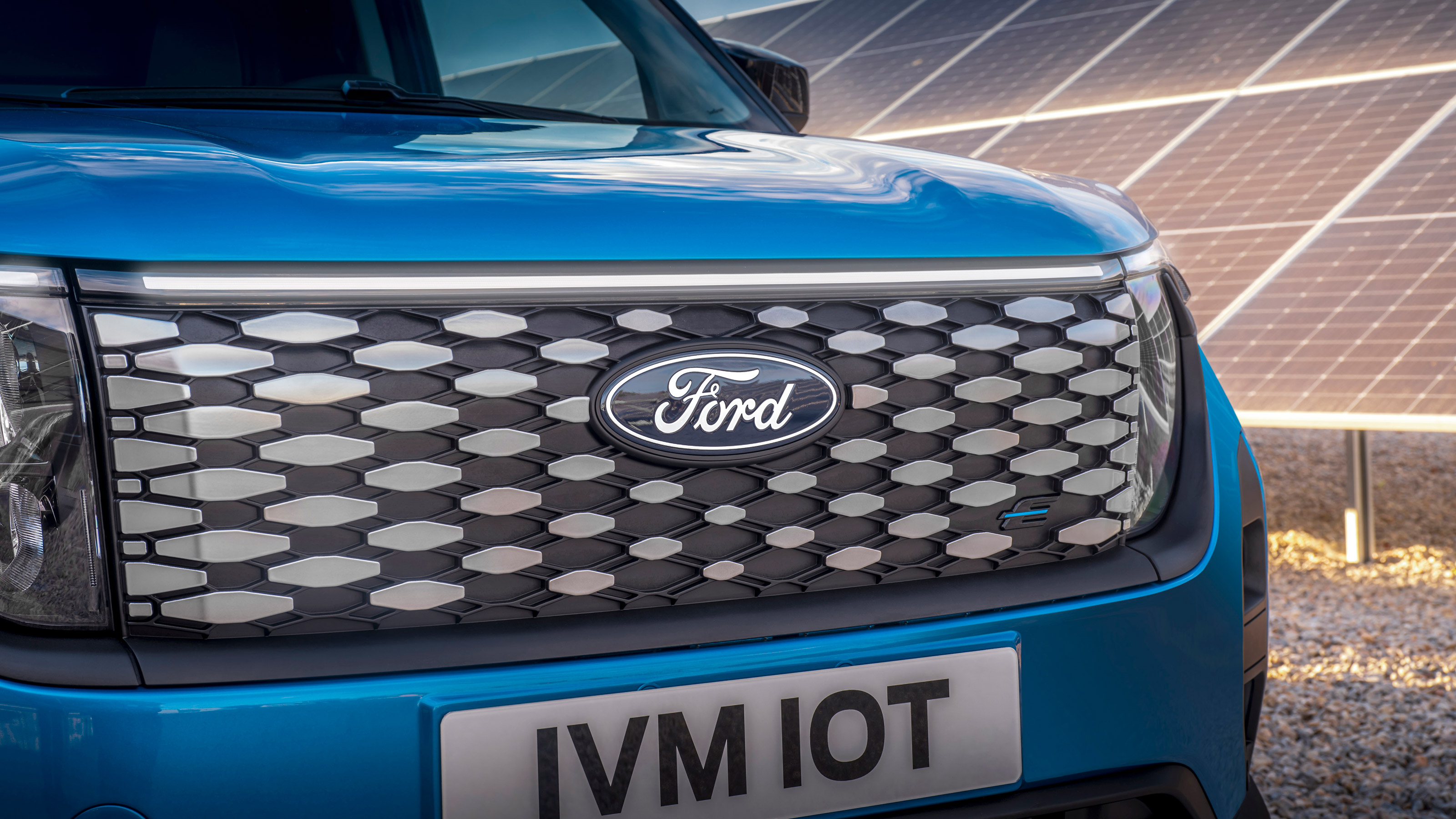 Ford E-Transit Courier - grille
