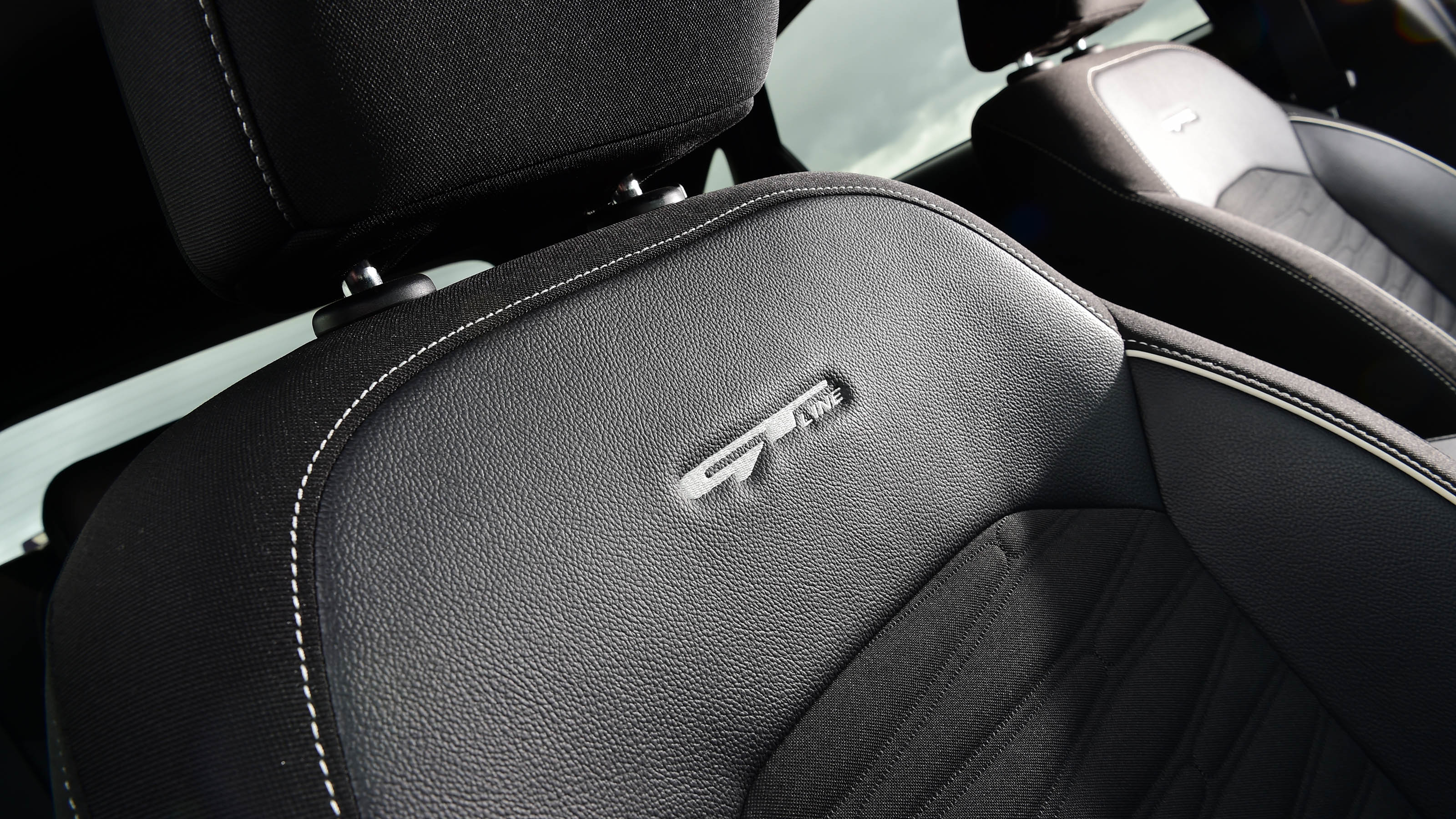 Kia Ceed - front seat emblem