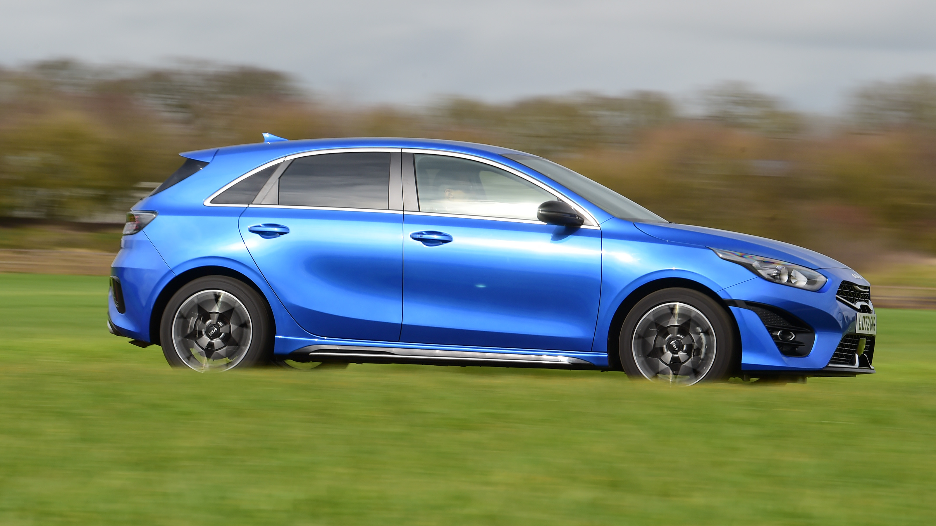 Kia Ceed - side tracking