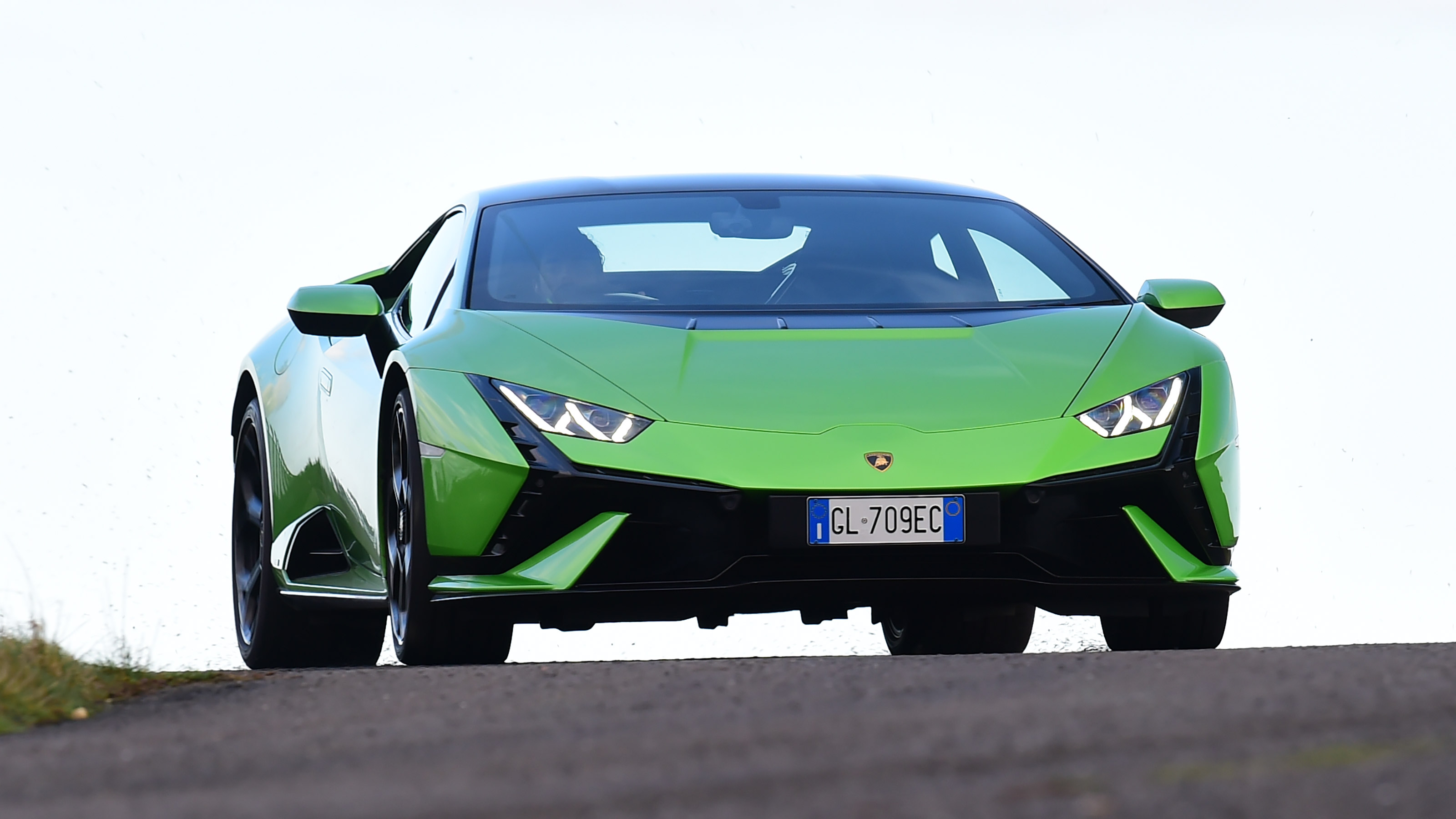 Lamborghini Huracan Tecnica - front cornering