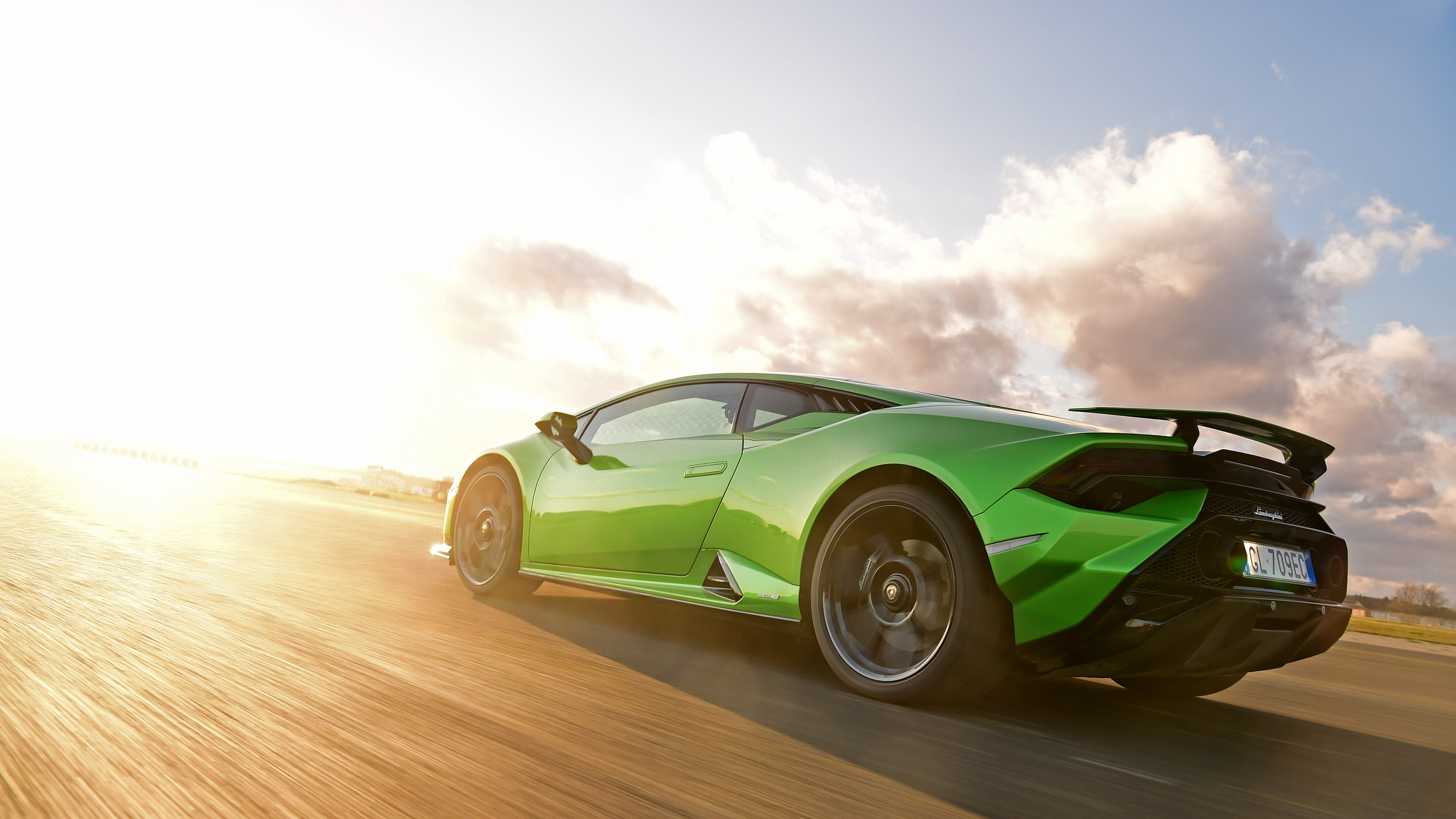 Lamborghini Huracan Tecnica - rear tracking
