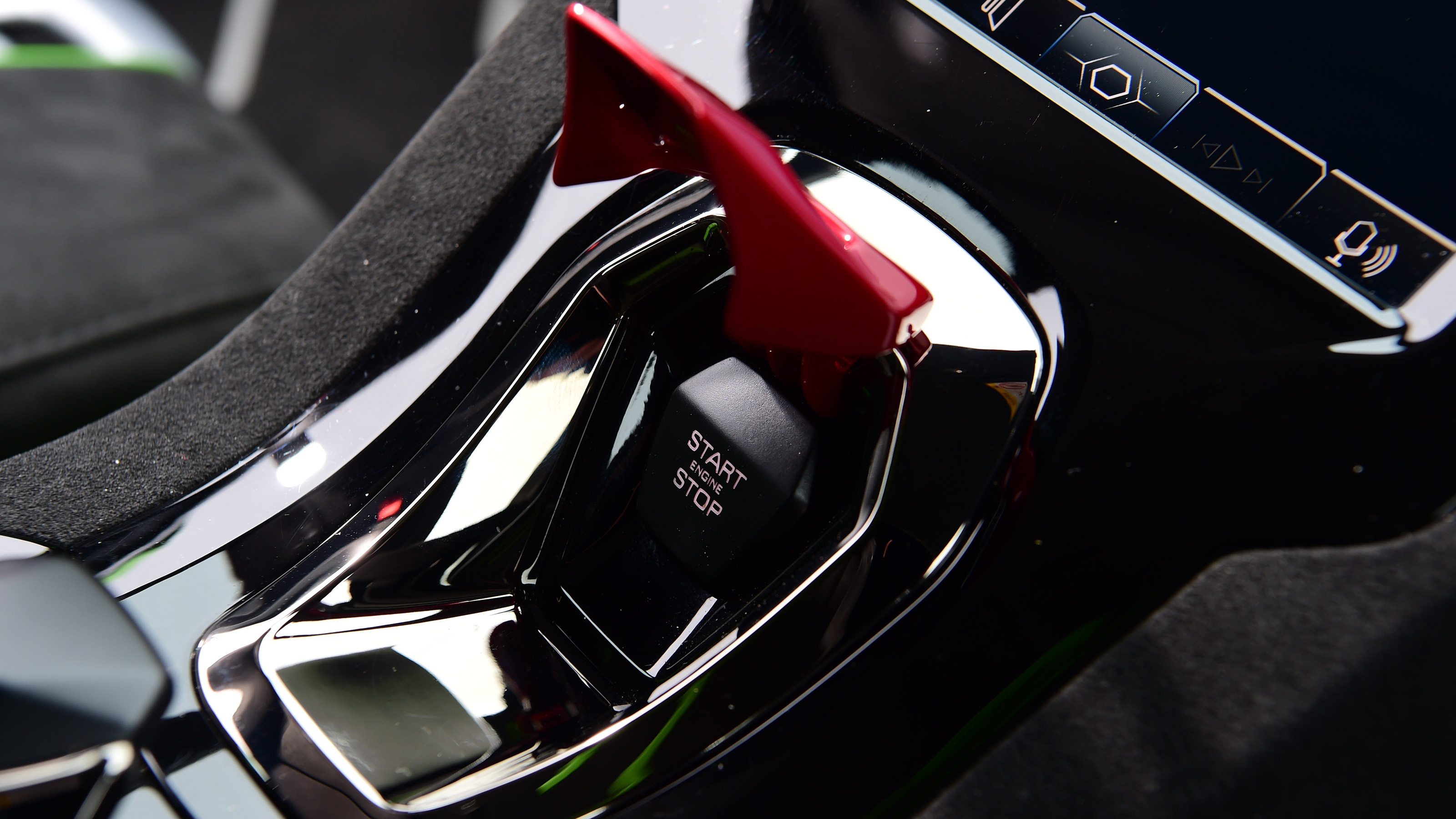 Lamborghini Huracan Tecnica - start/stop button