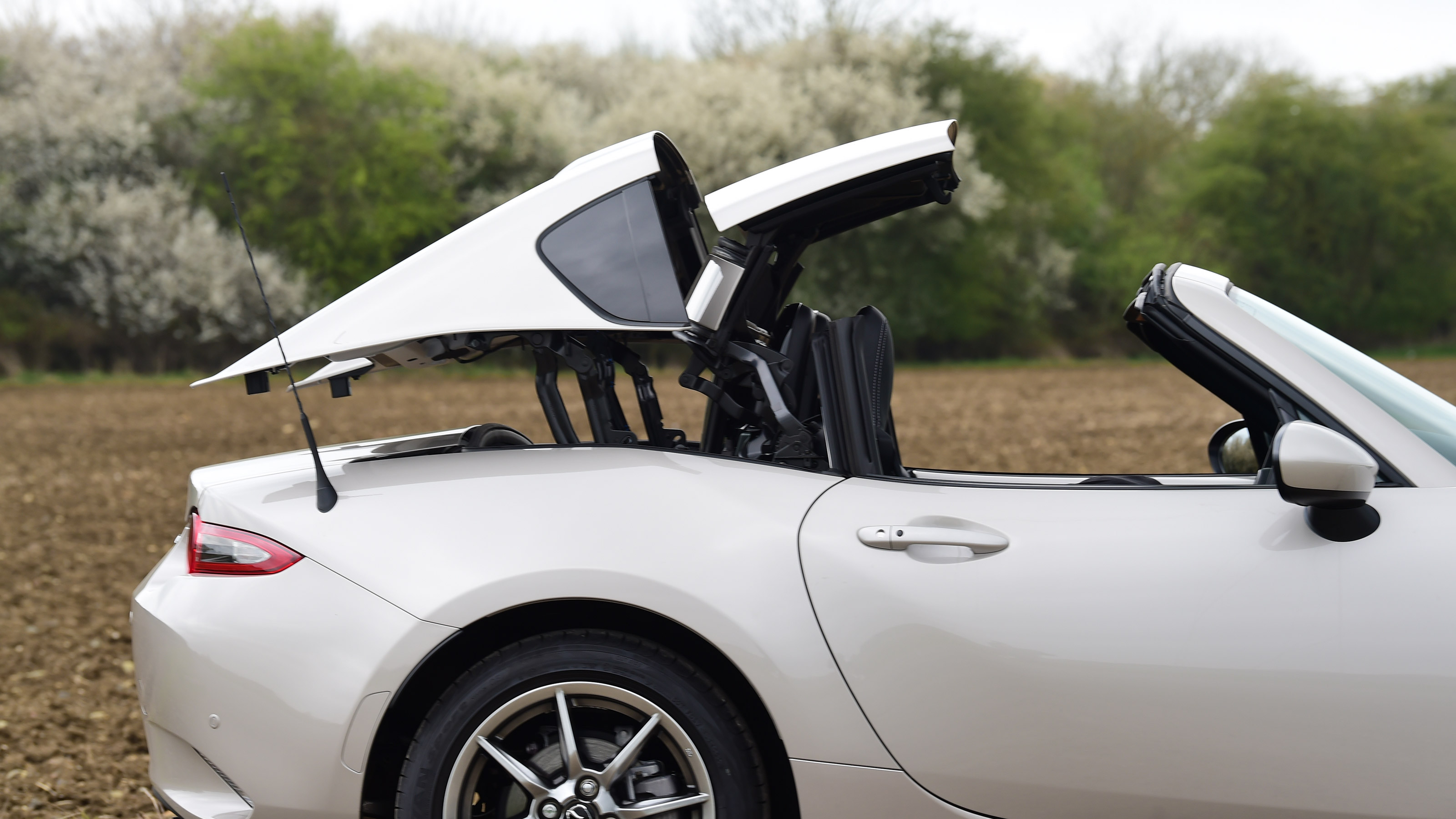 Mazda MX-5 RF - roof closing