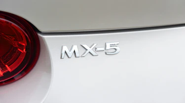 Mazda MX-5 RF - badge