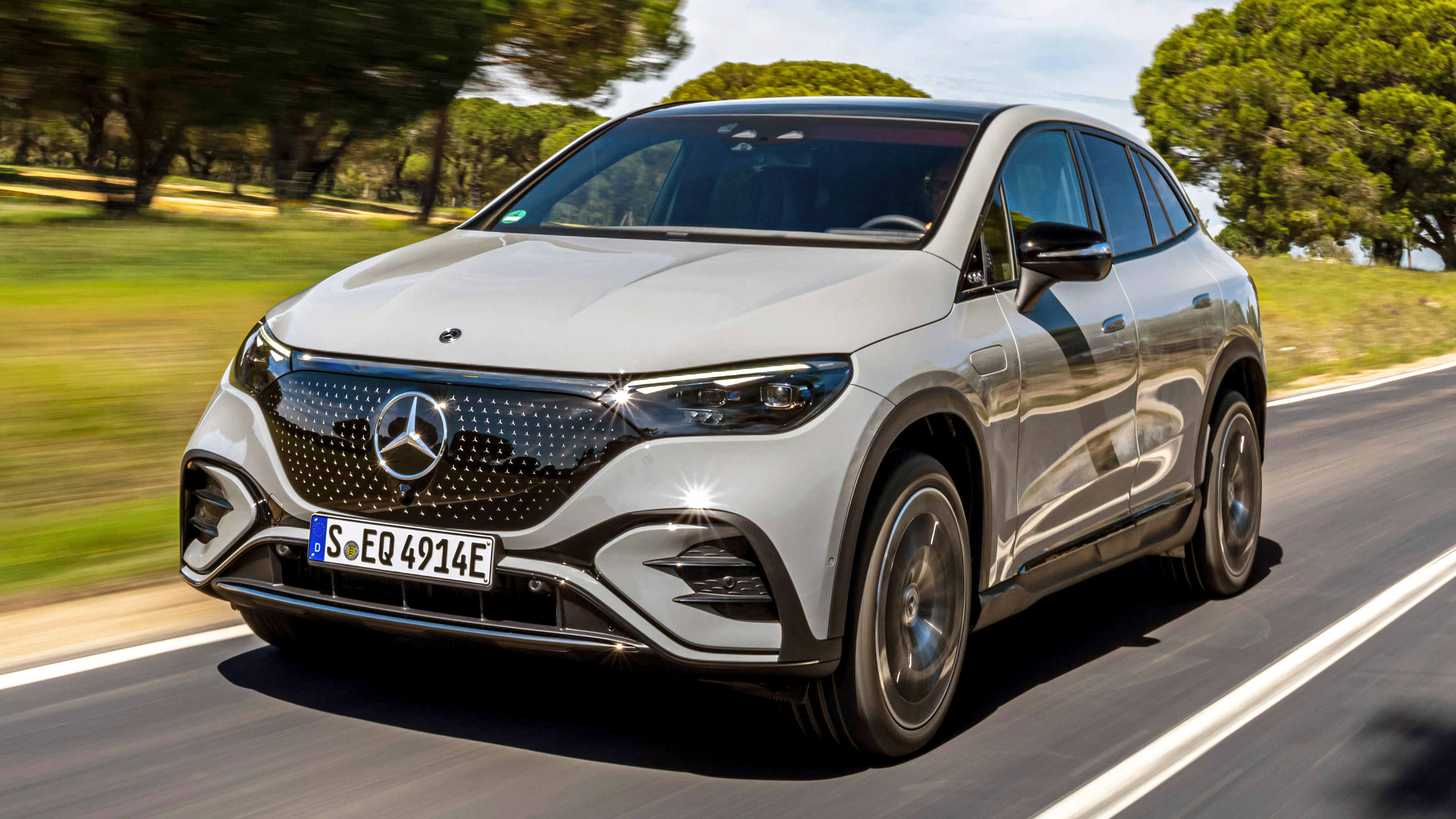Mercedes EQE SUV - front tracking