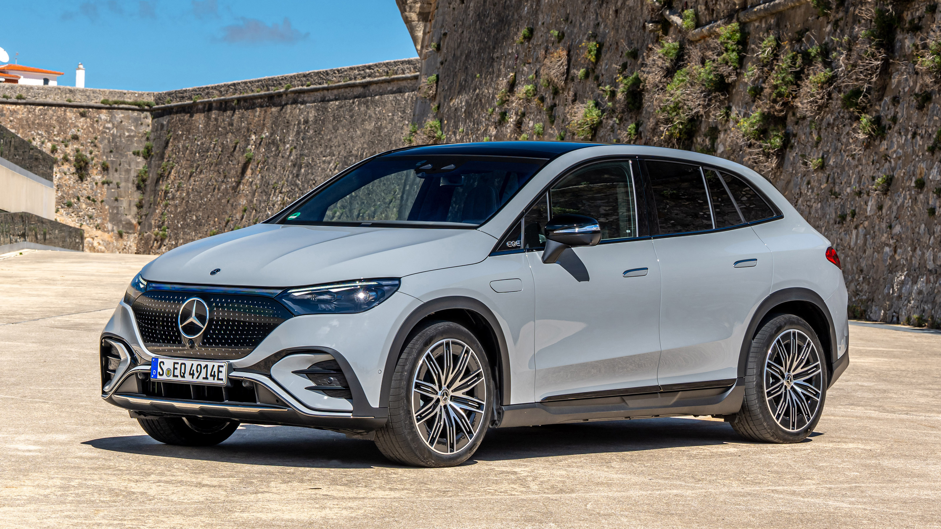 Mercedes EQE SUV - front static