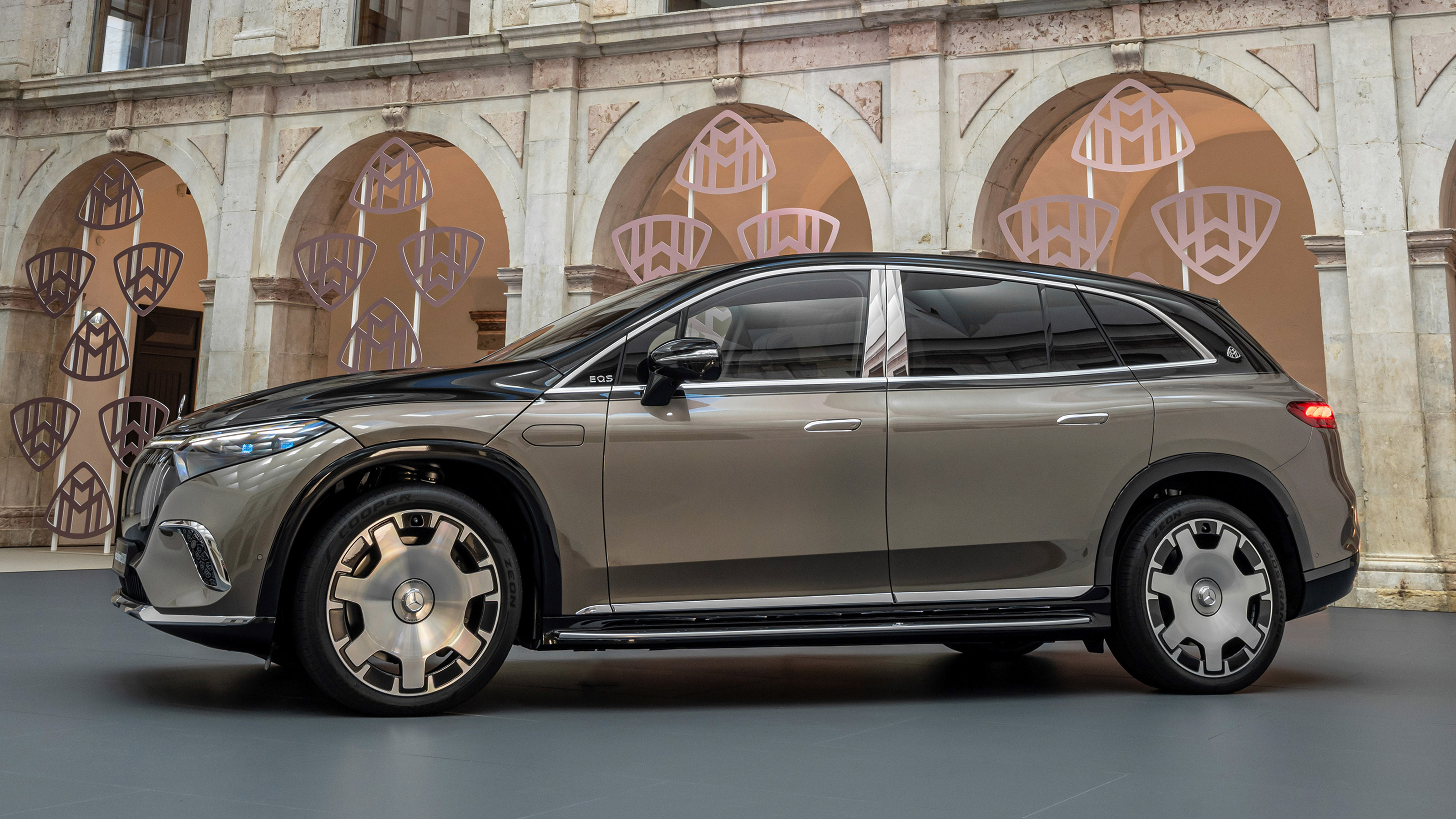 Mercedes-Maybach EQS SUV - side