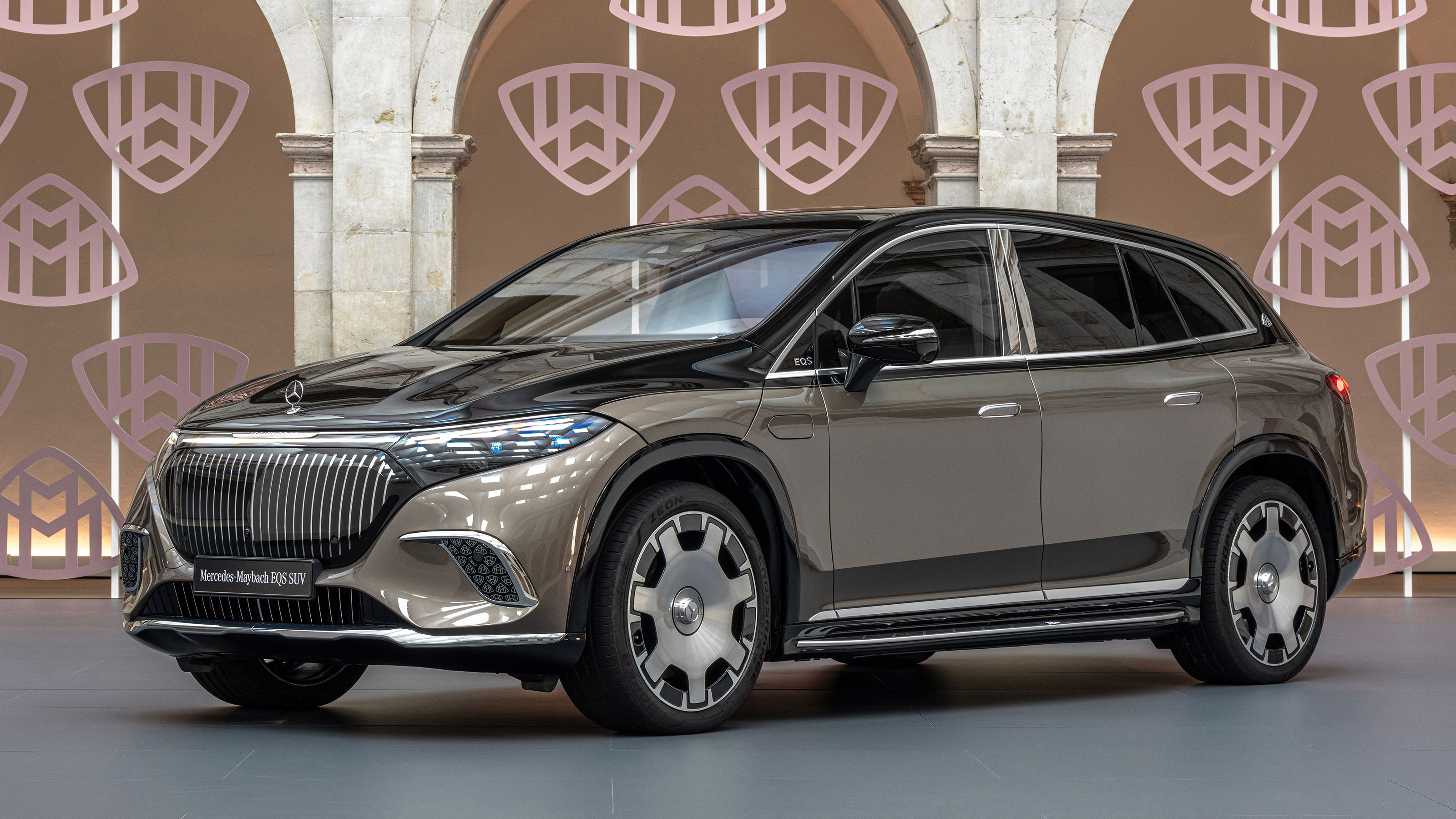 Mercedes-Maybach EQS SUV - front