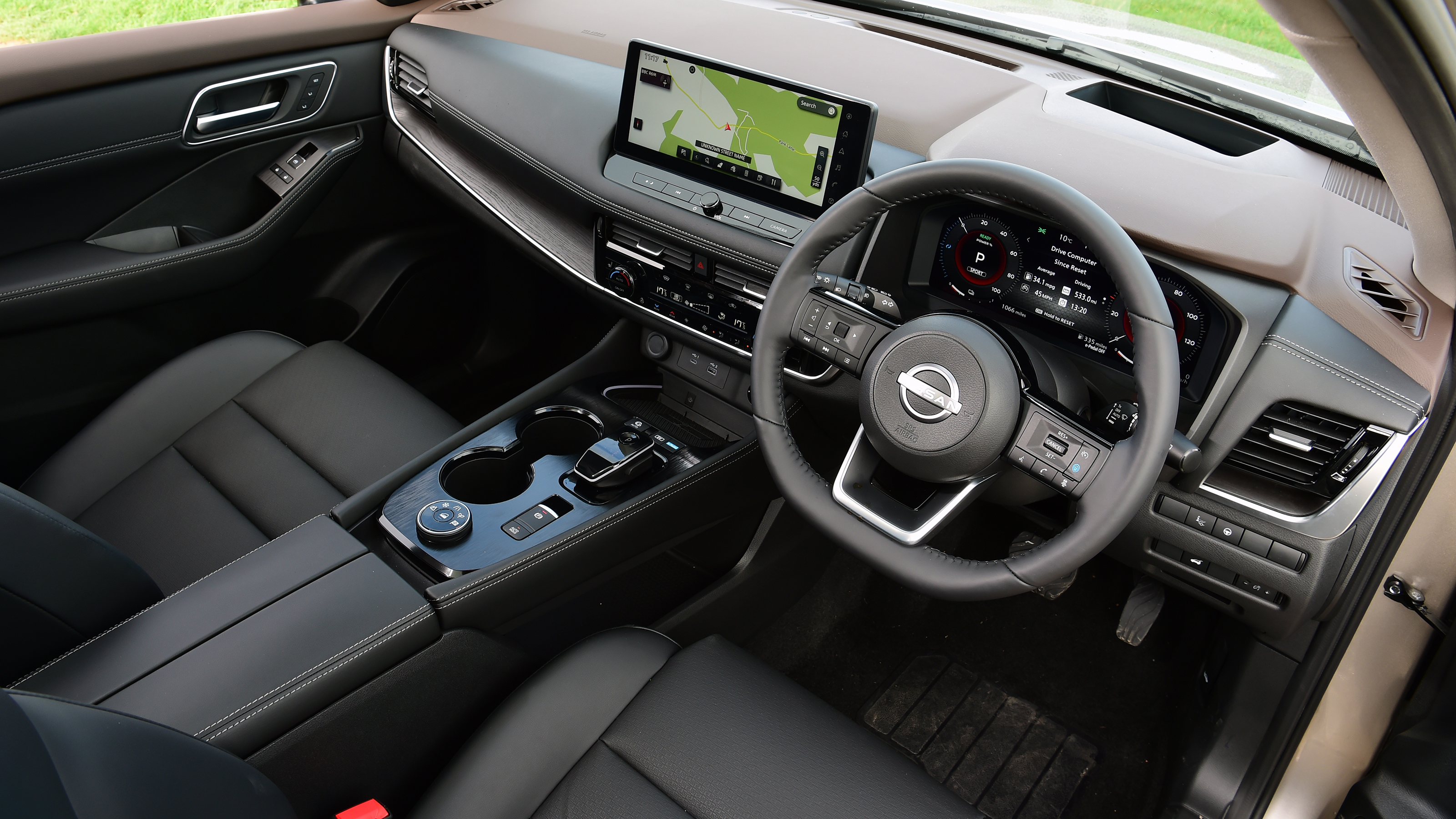 Nissan X-Trail - interior (driver's door view)