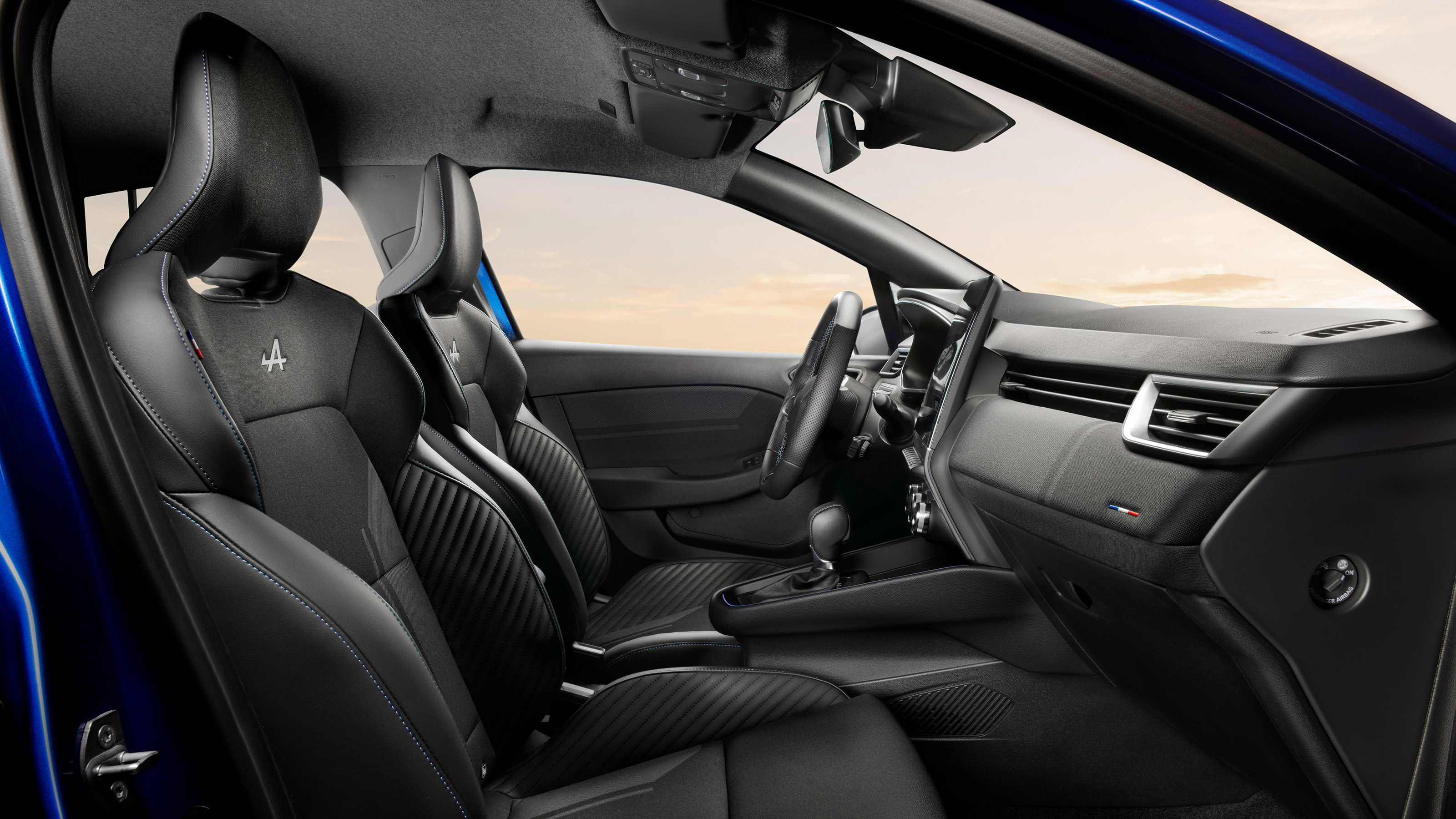 Renault Clio E-Tech - front seats