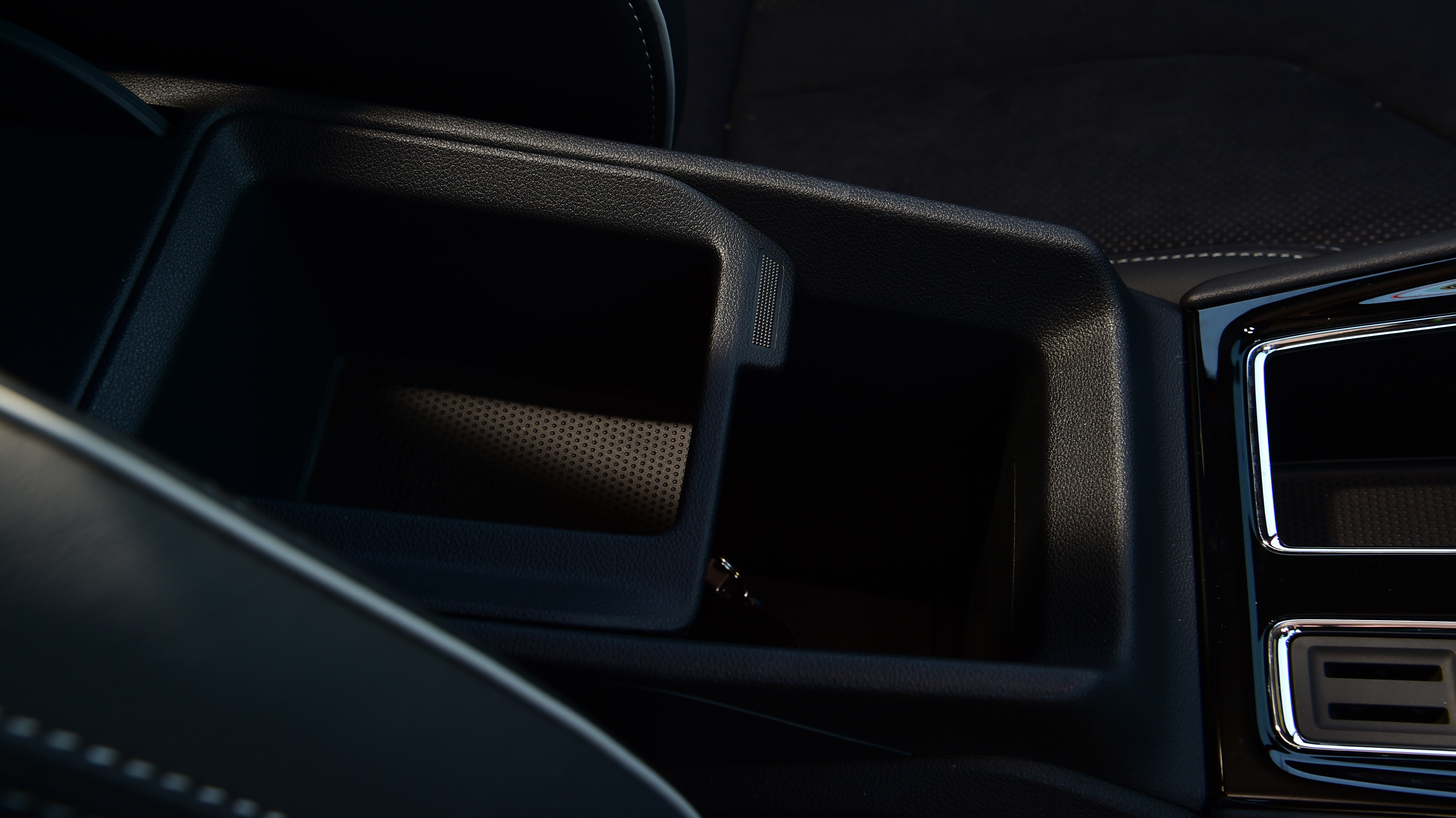 Skoda Enyaq iV - central storage bin