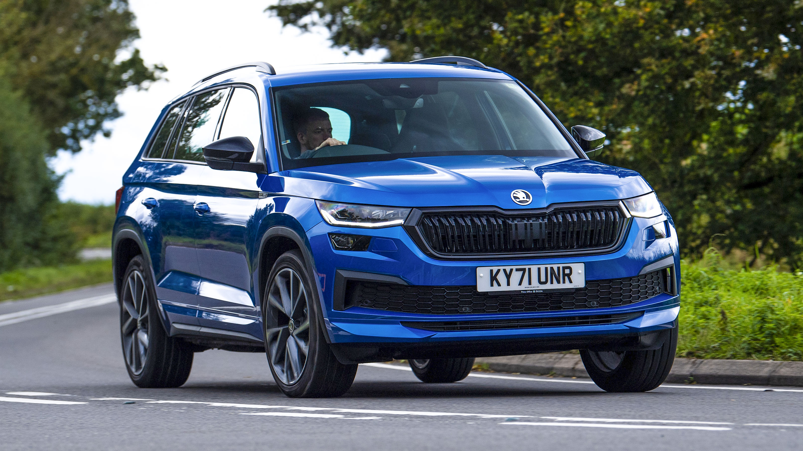 Skoda Kodiaq SportLine - front cornering