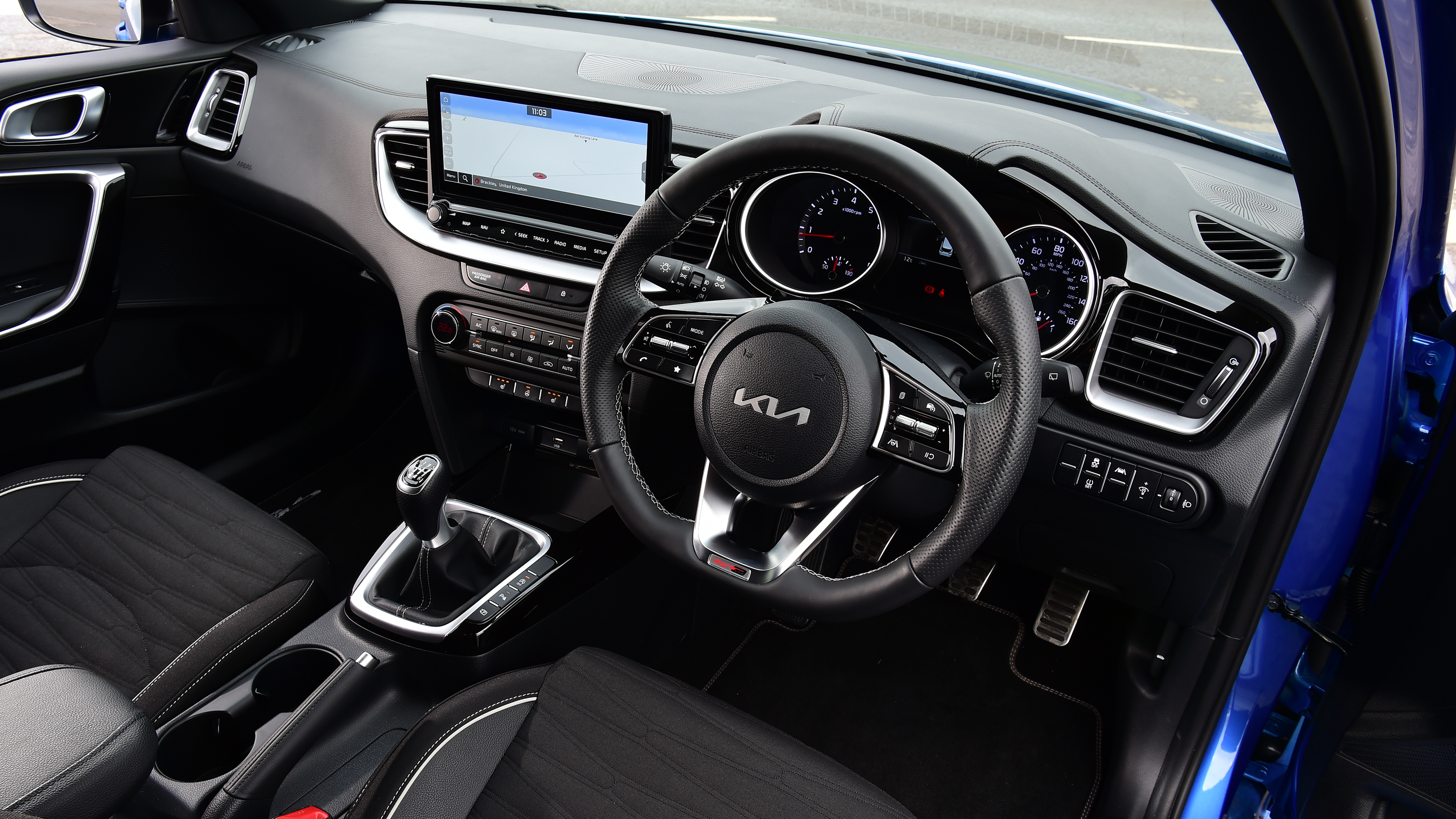 Kia Ceed - interior (driver's door view)