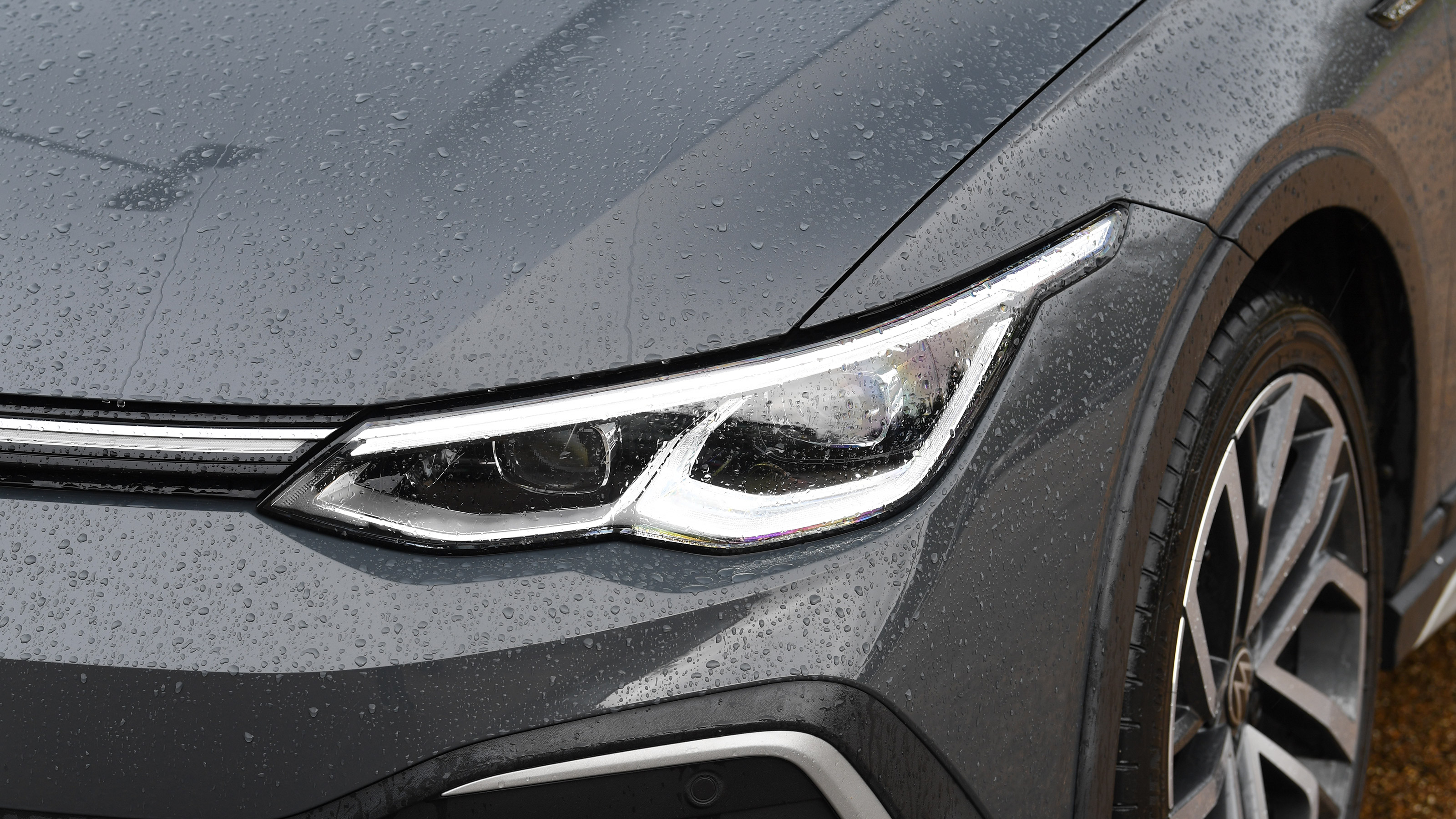 Volkswagen Golf Alltrack - front light