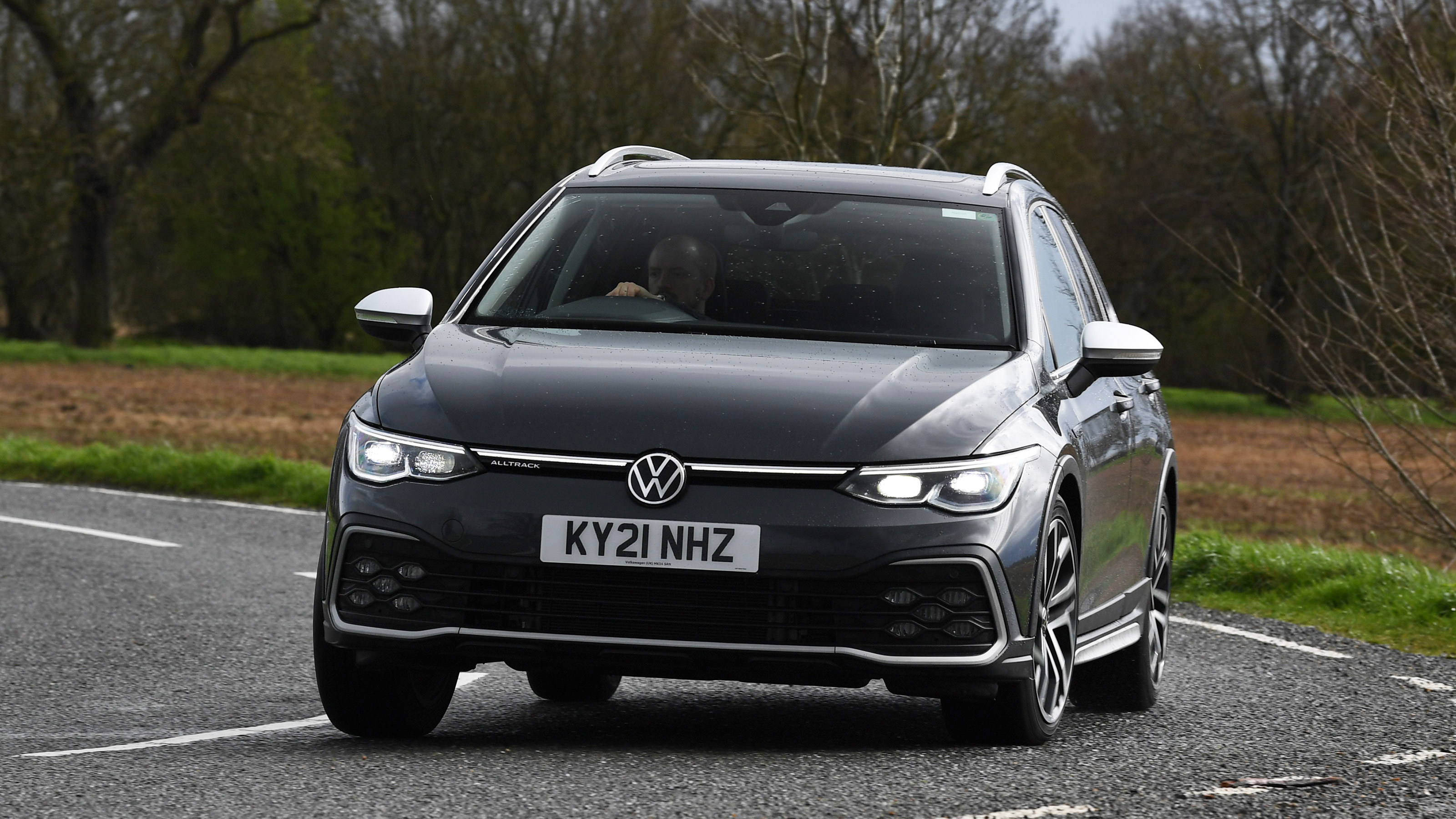 Volkswagen Golf Alltrack - front action