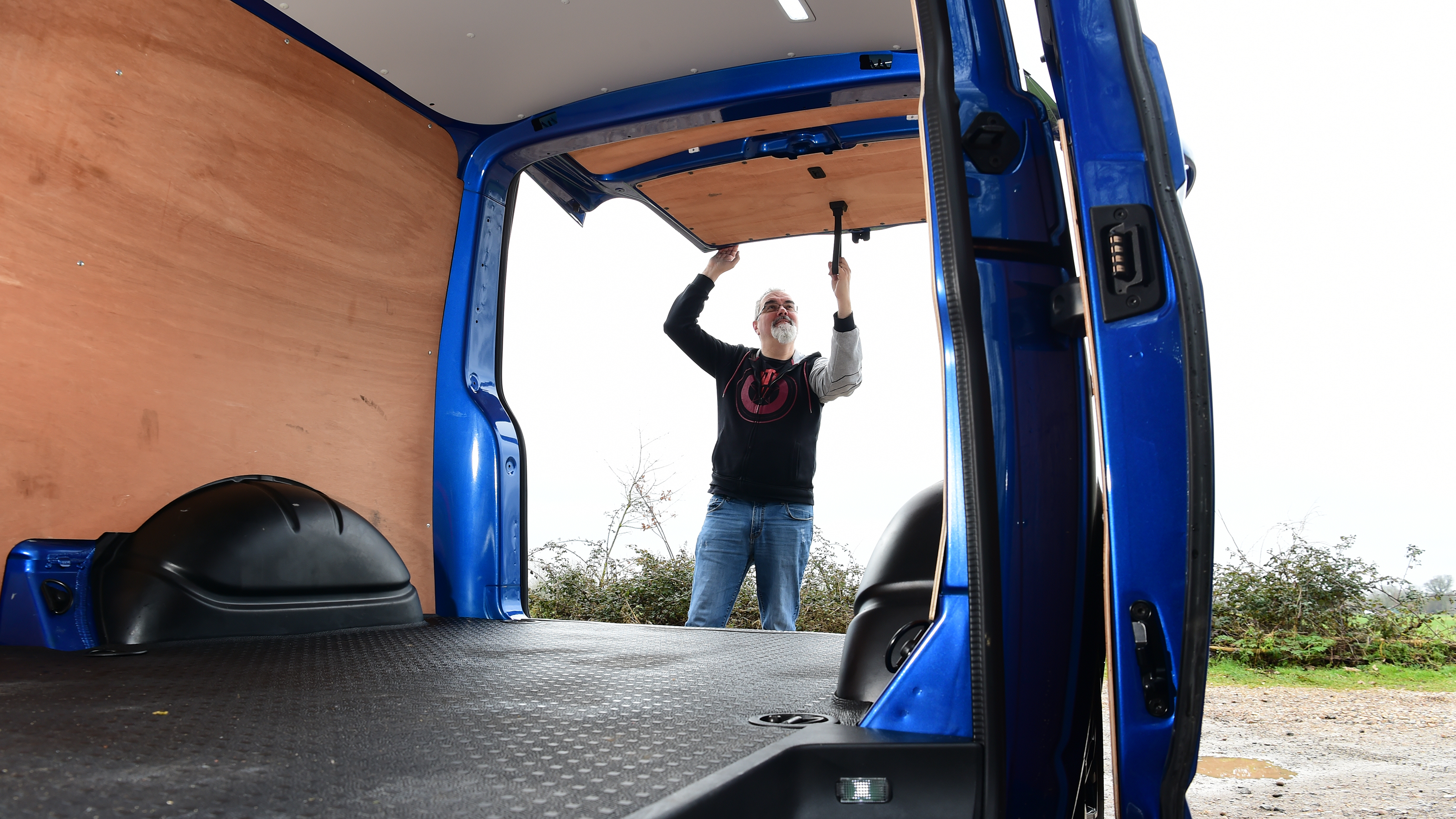 Volkswagen Transporter Sportline - Dean Gibson loading cargo bay