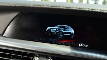 Alfa Romeo Stelvio - screen