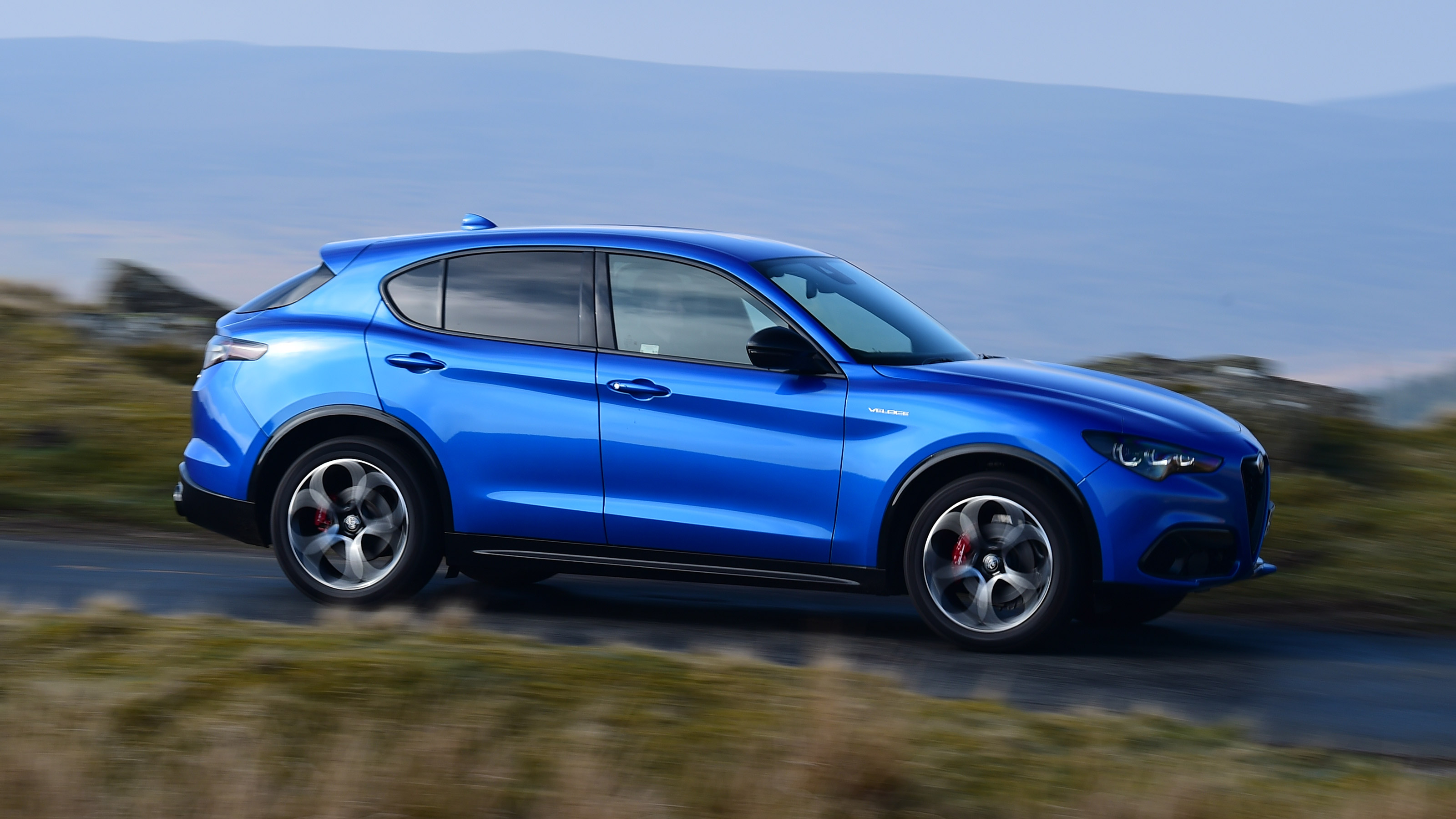 Alfa Romeo Stelvio - side