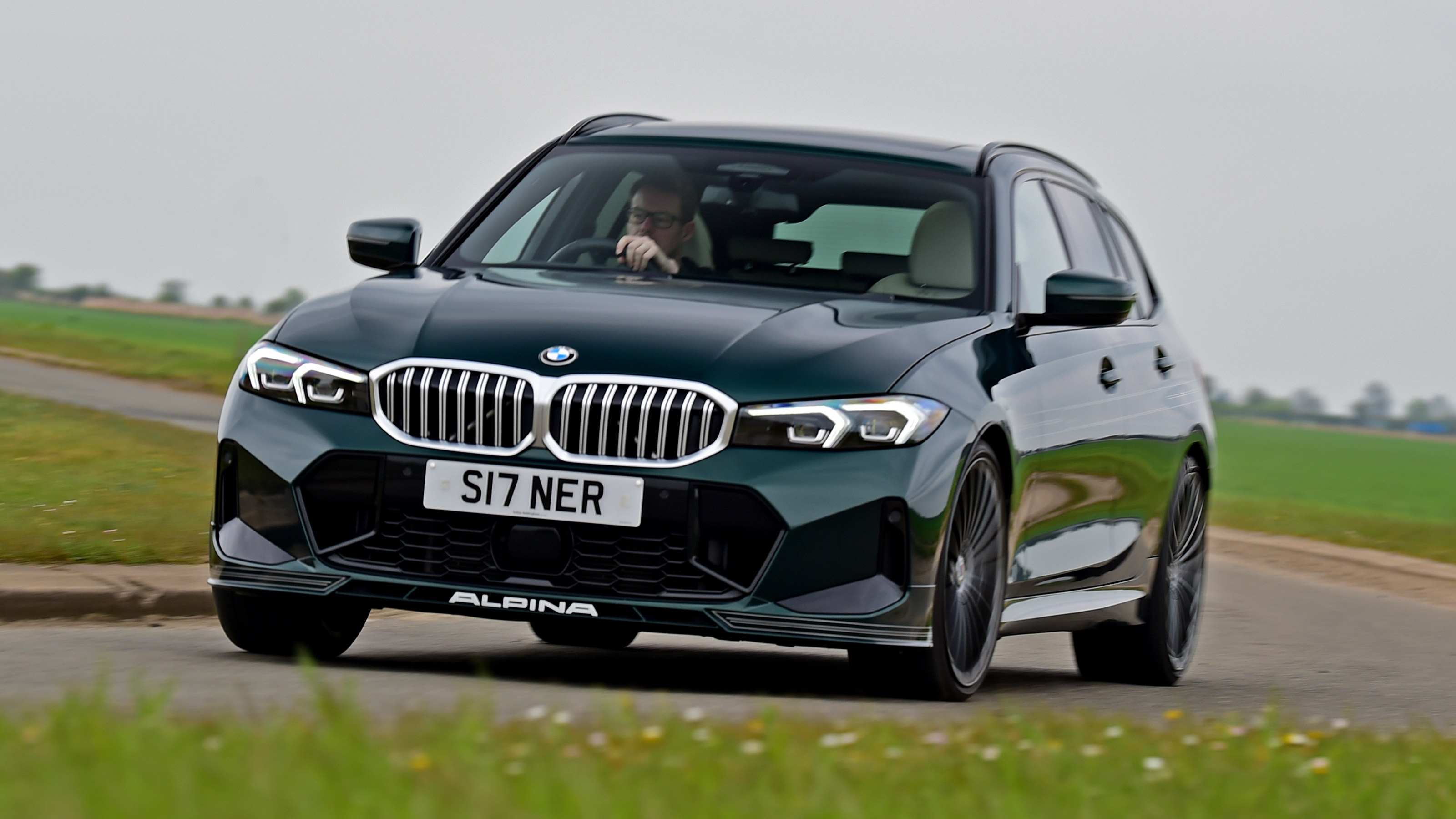 Alpina B3 Touring - front cornering
