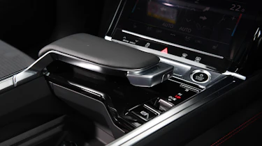 Audi Q8 e-tron - gear selector
