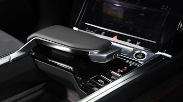 Audi Q8 e-tron - gear selector