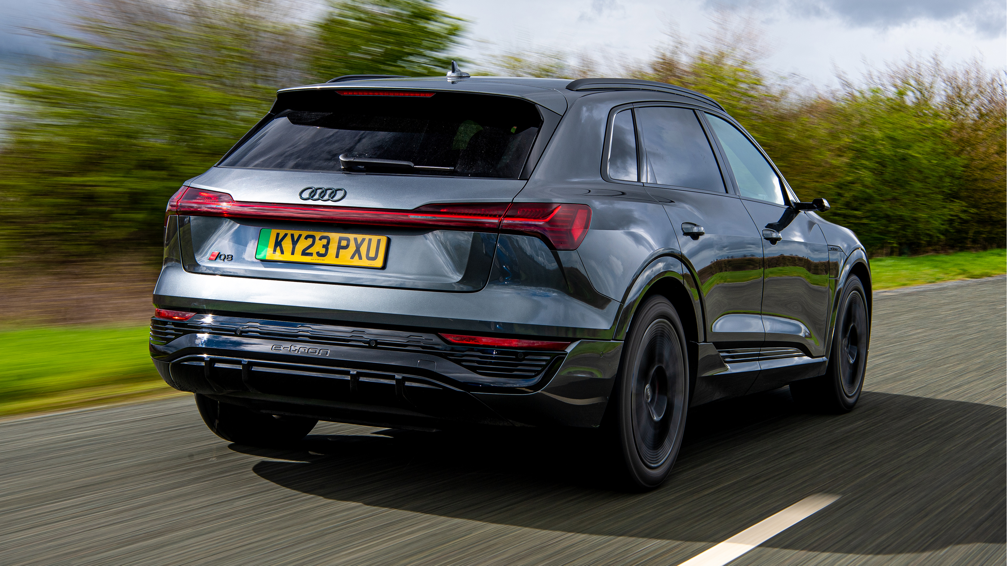 Audi Q8 e-tron - rear tracking