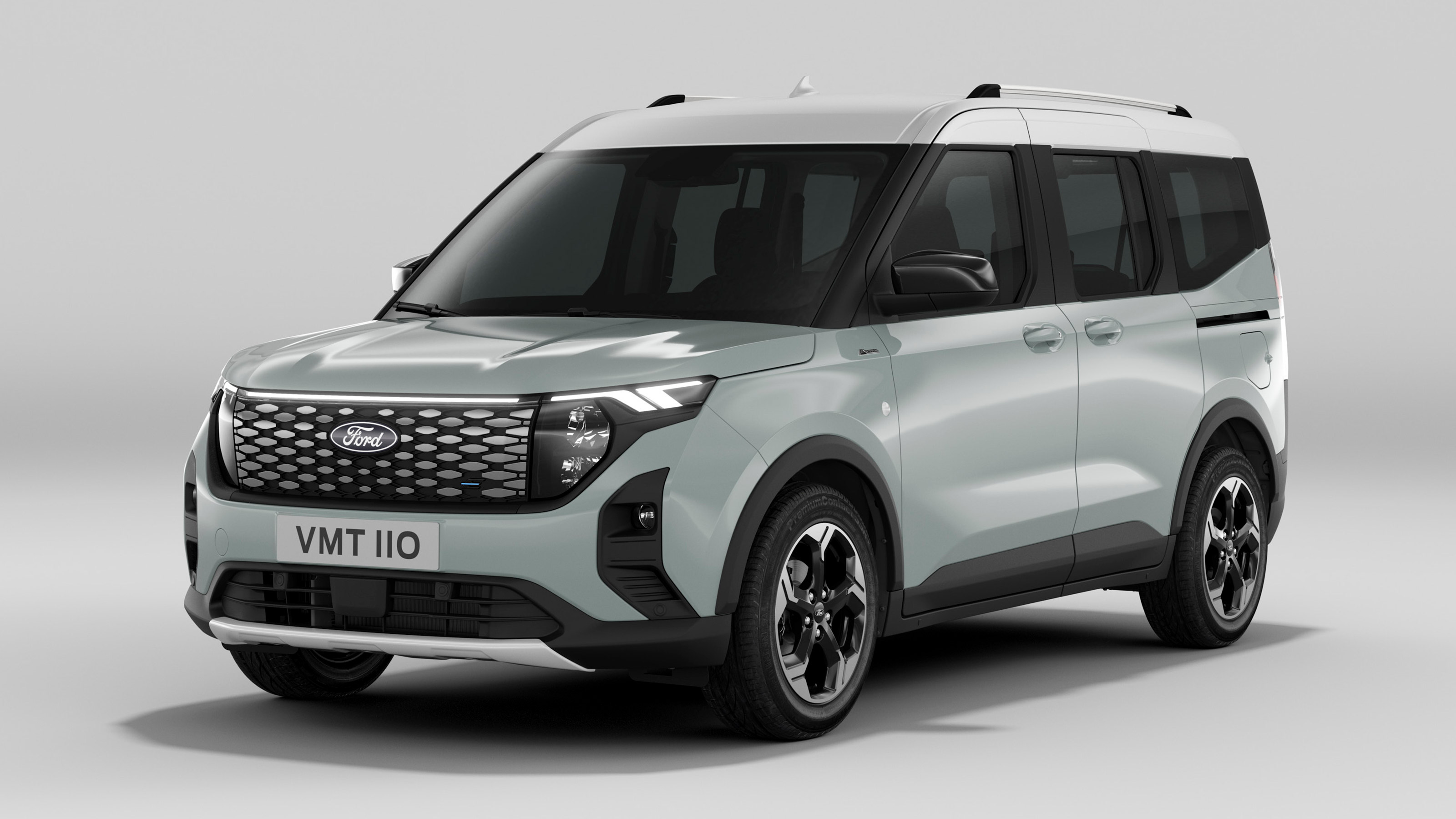Ford E-Tourneo Courier - front studio