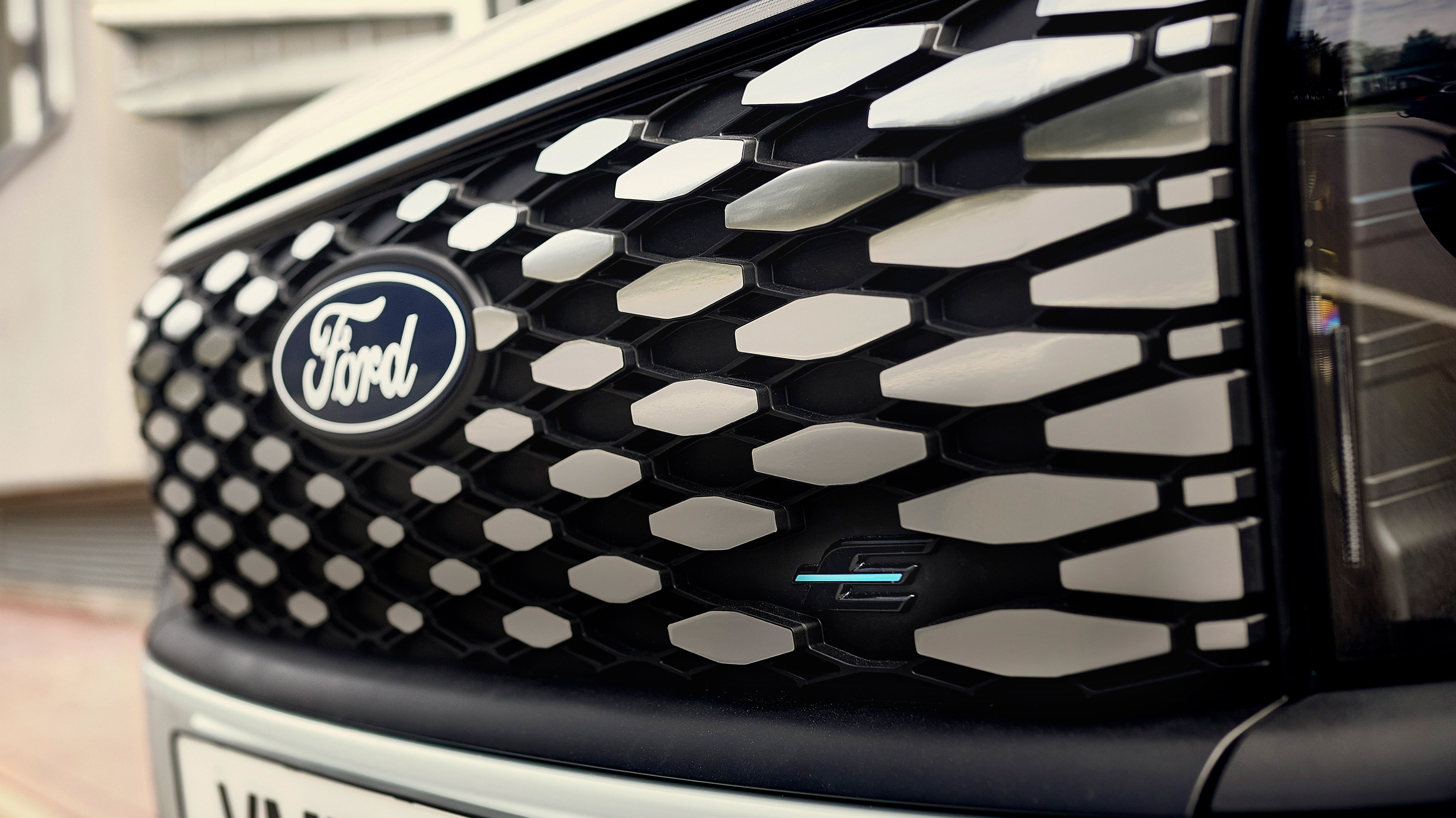 Ford E-Tourneo Courier - grille