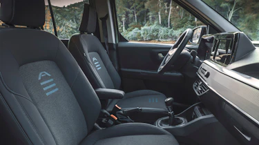 Ford E-Tourneo Courier - front seats