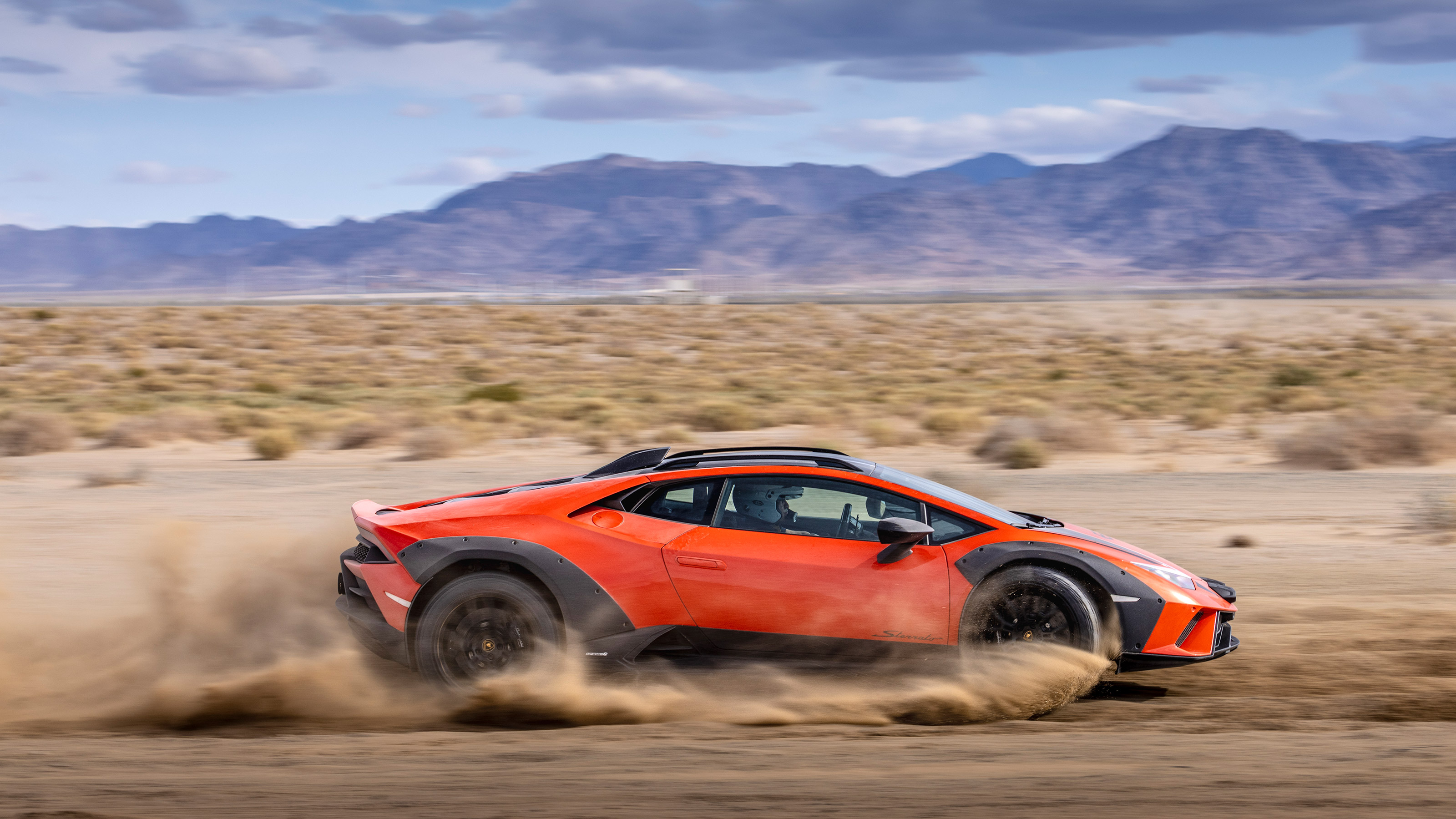 Lamborghini Huracan Sterrato - side
