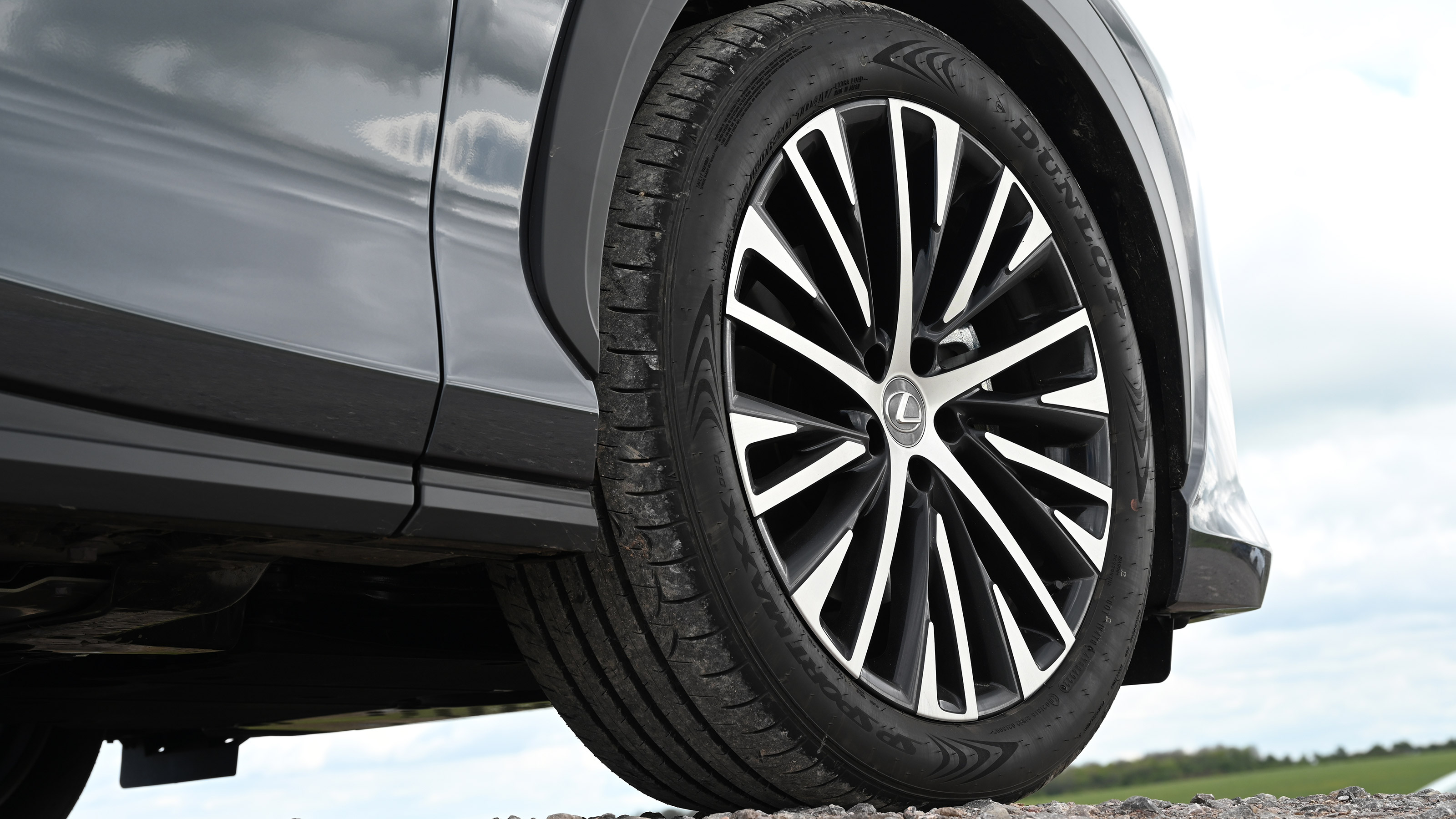 Lexus RZ 450e - wheel