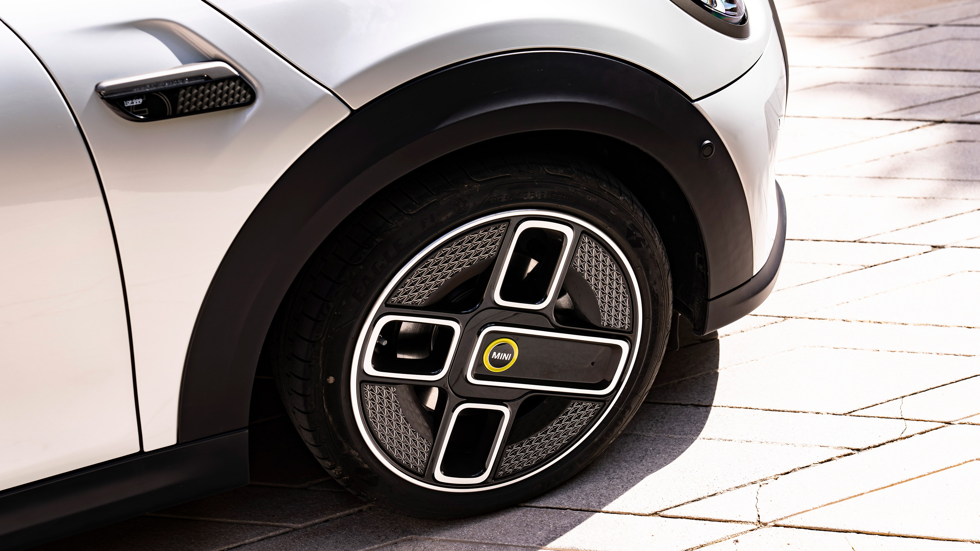 MINI Electric Convertible - wheel