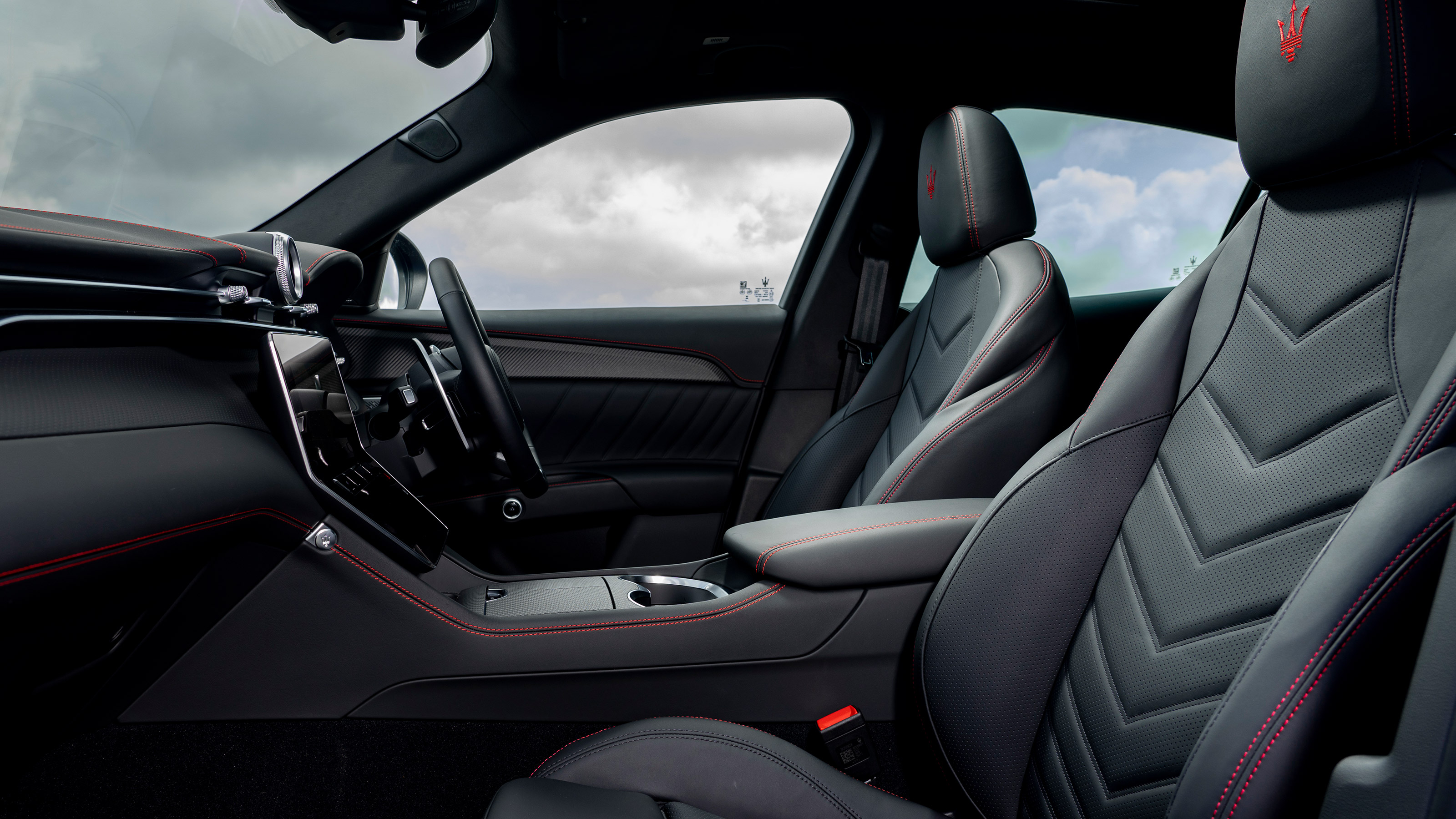 Maserati Grecale Trofeo - front seats