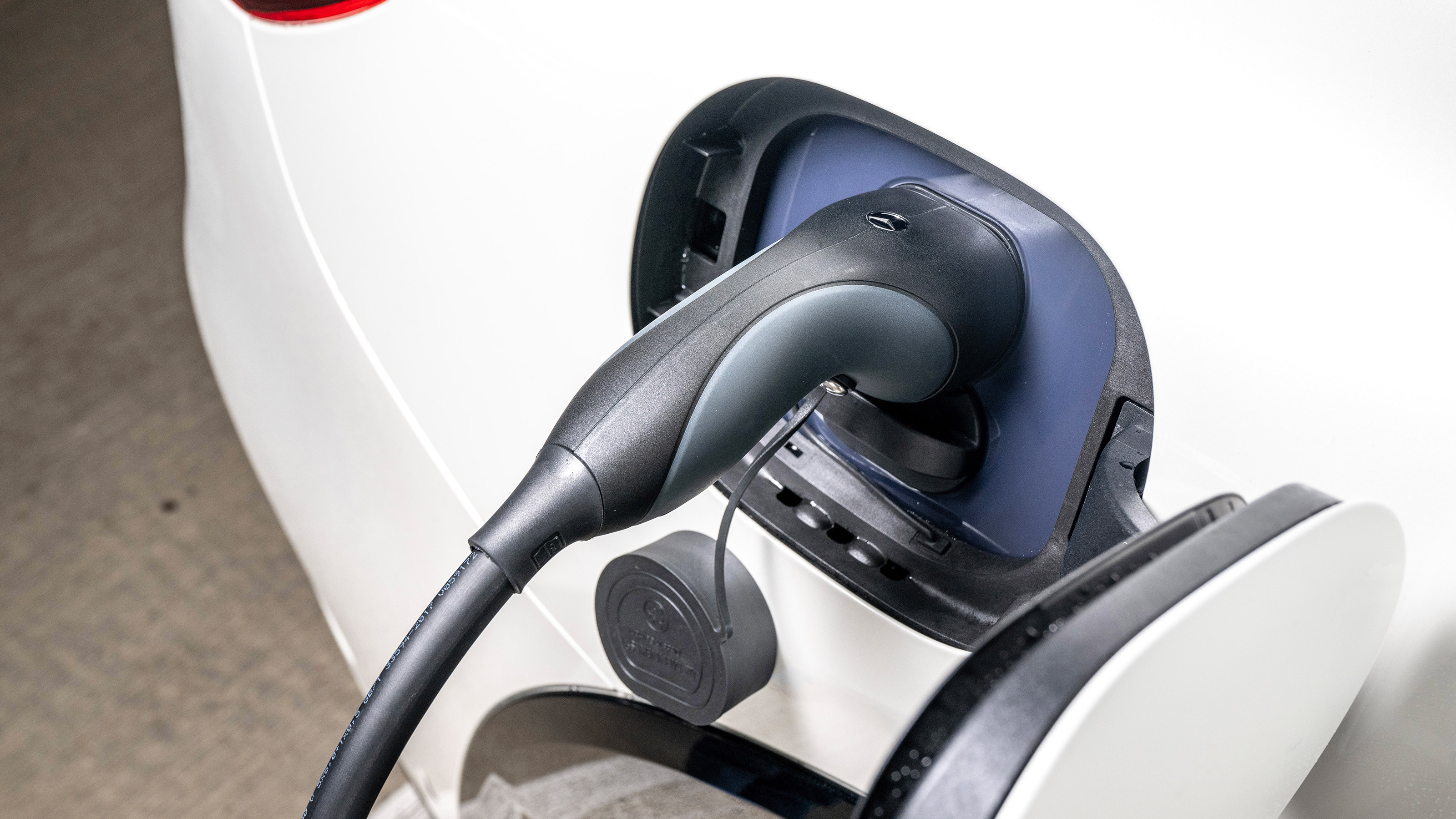 Mercedes EQS SUV UK - charging